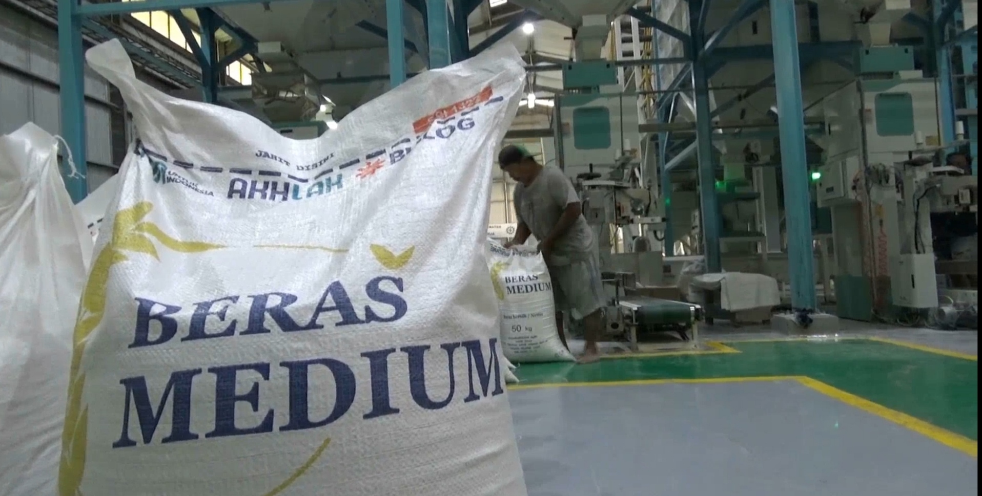 Pengemasan beras di Gudang Bulog Kecamatan Buduran Kabupaten Sidoarjo, Jawa Timur.