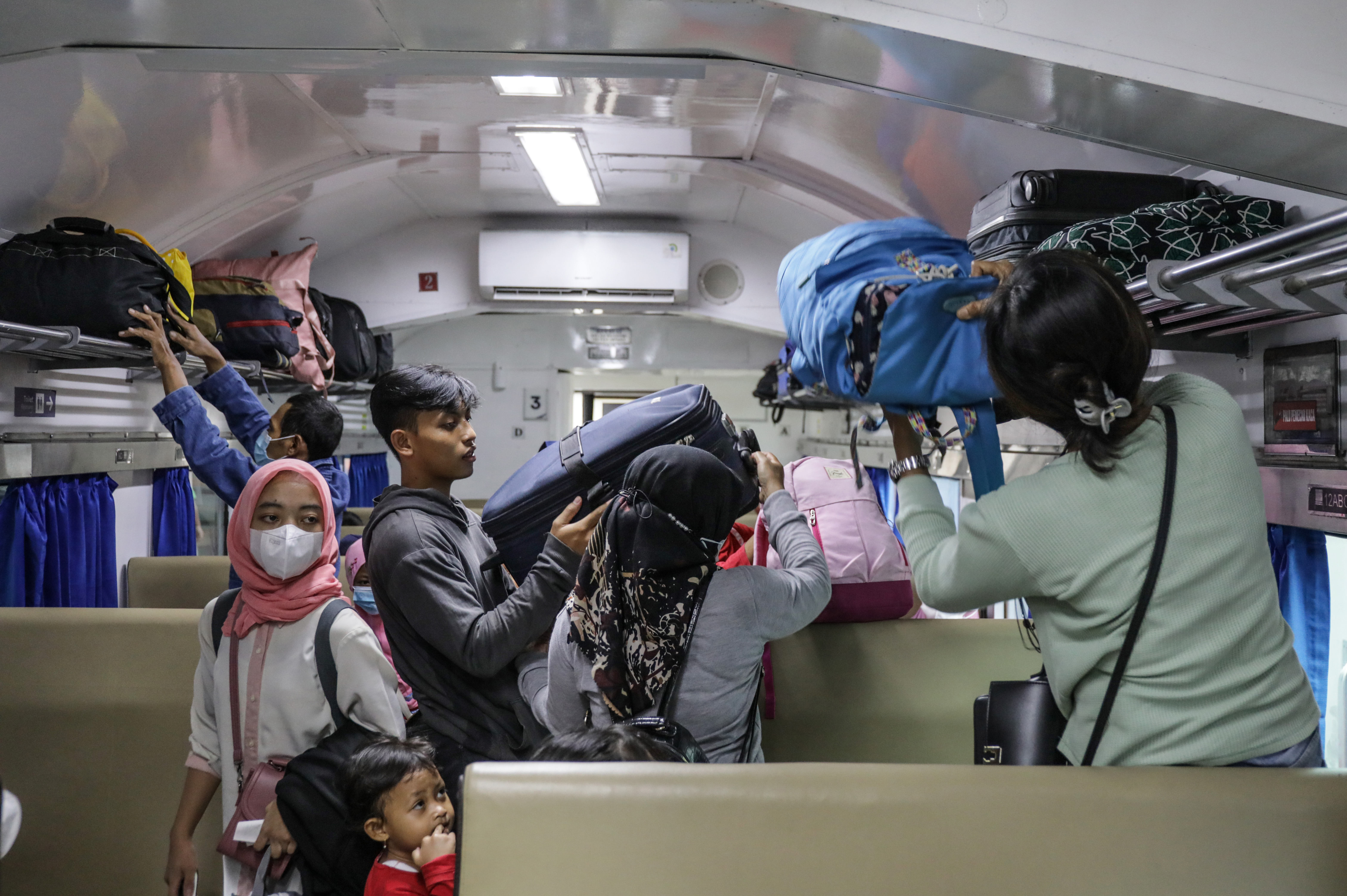 Penumpang menaiki kereta Brantas (Tambahan) tujan Stasiun Pasar Senen-Stasiun Blitar di stasiun Pasar Senen, Jakarta.