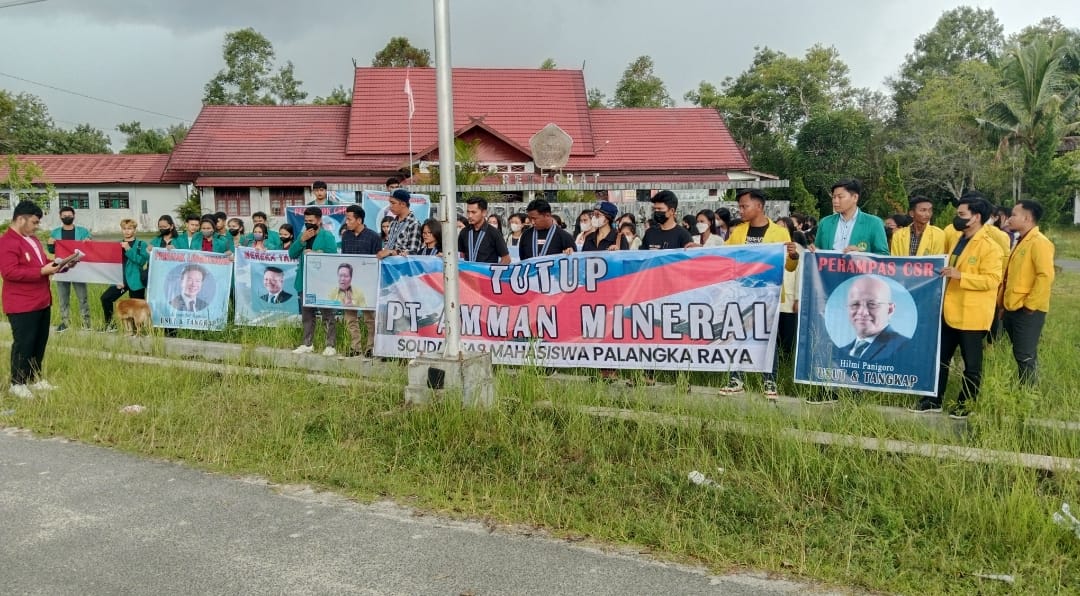 Solidaritas Mahasiswa Palangka Raya melakukan aksi demonstrasi di depan Kampus Universitas Kristen Palangka Raya
