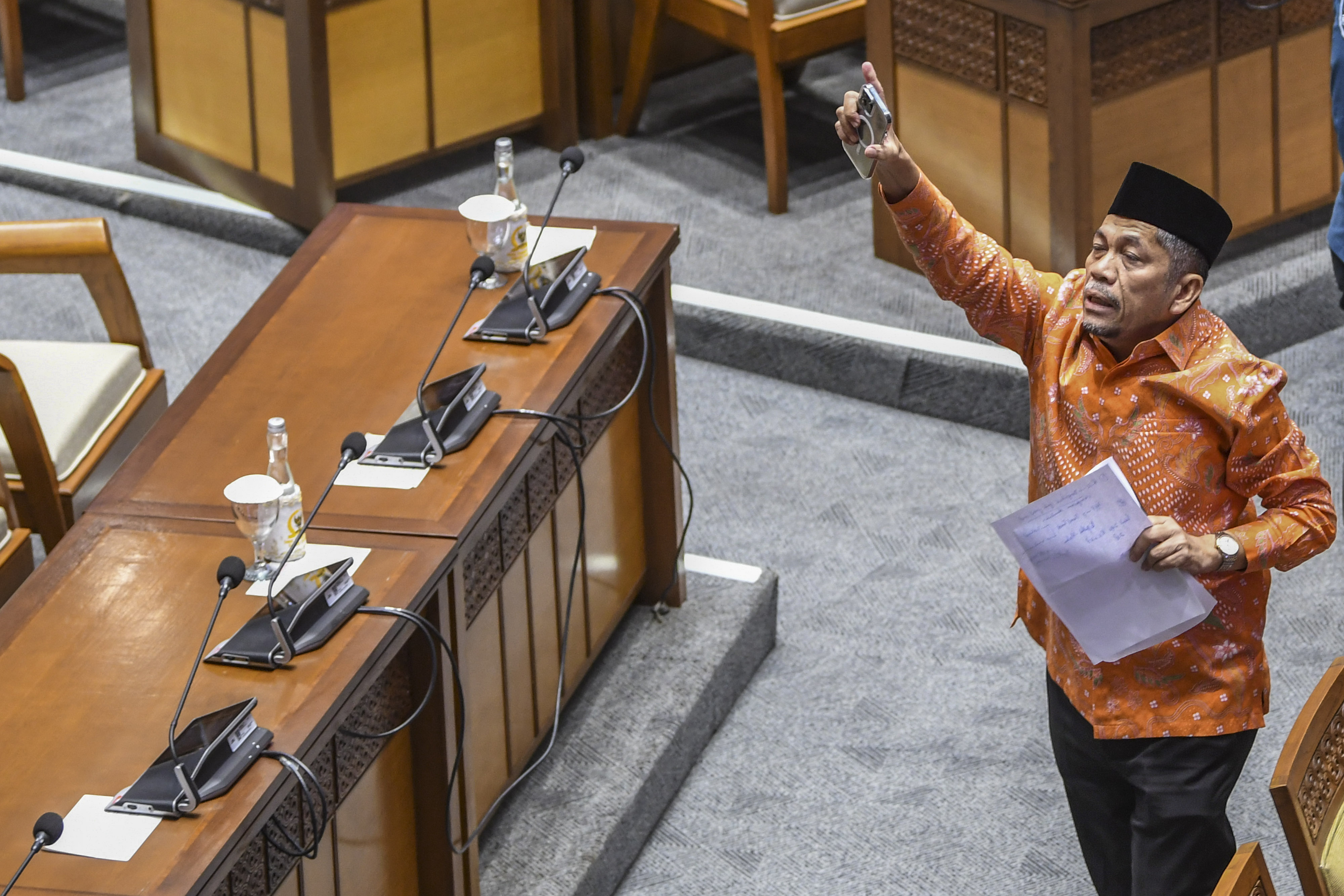 Anggota DPR Fraksi PKS Iskan Qolba Lubis melakukan aksi protes dengan meninggalkan ruang paripurna.