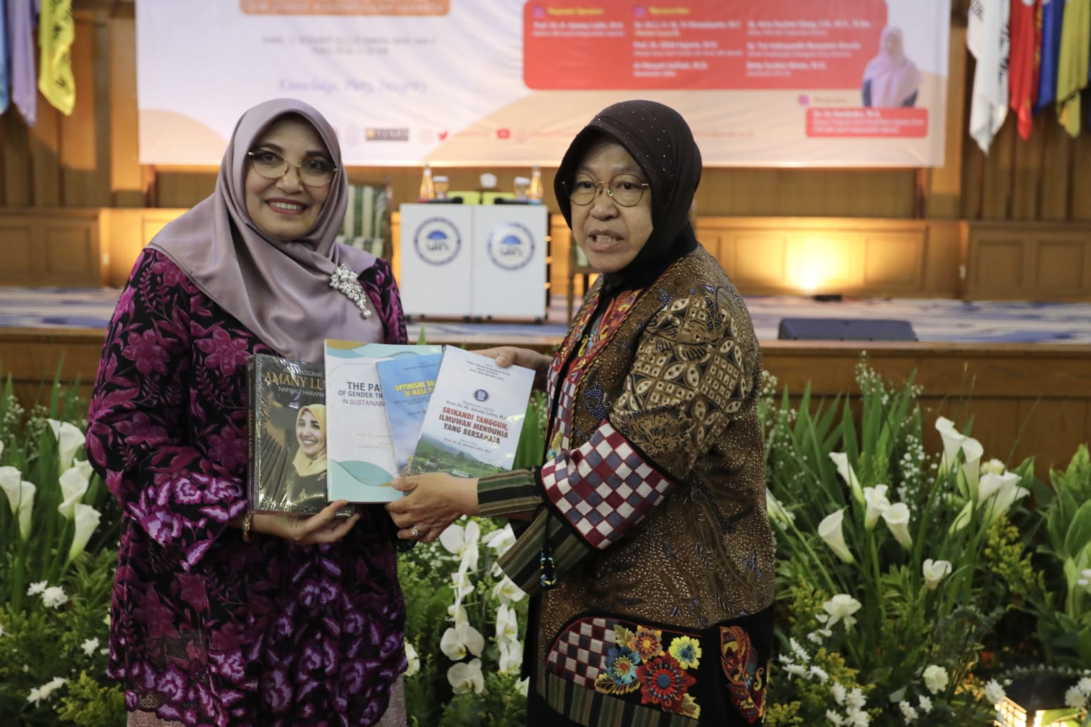 Penghargaan untuk Mensos Tri Rismaharani dari UIN Syarif Hidayatullah Jakarta