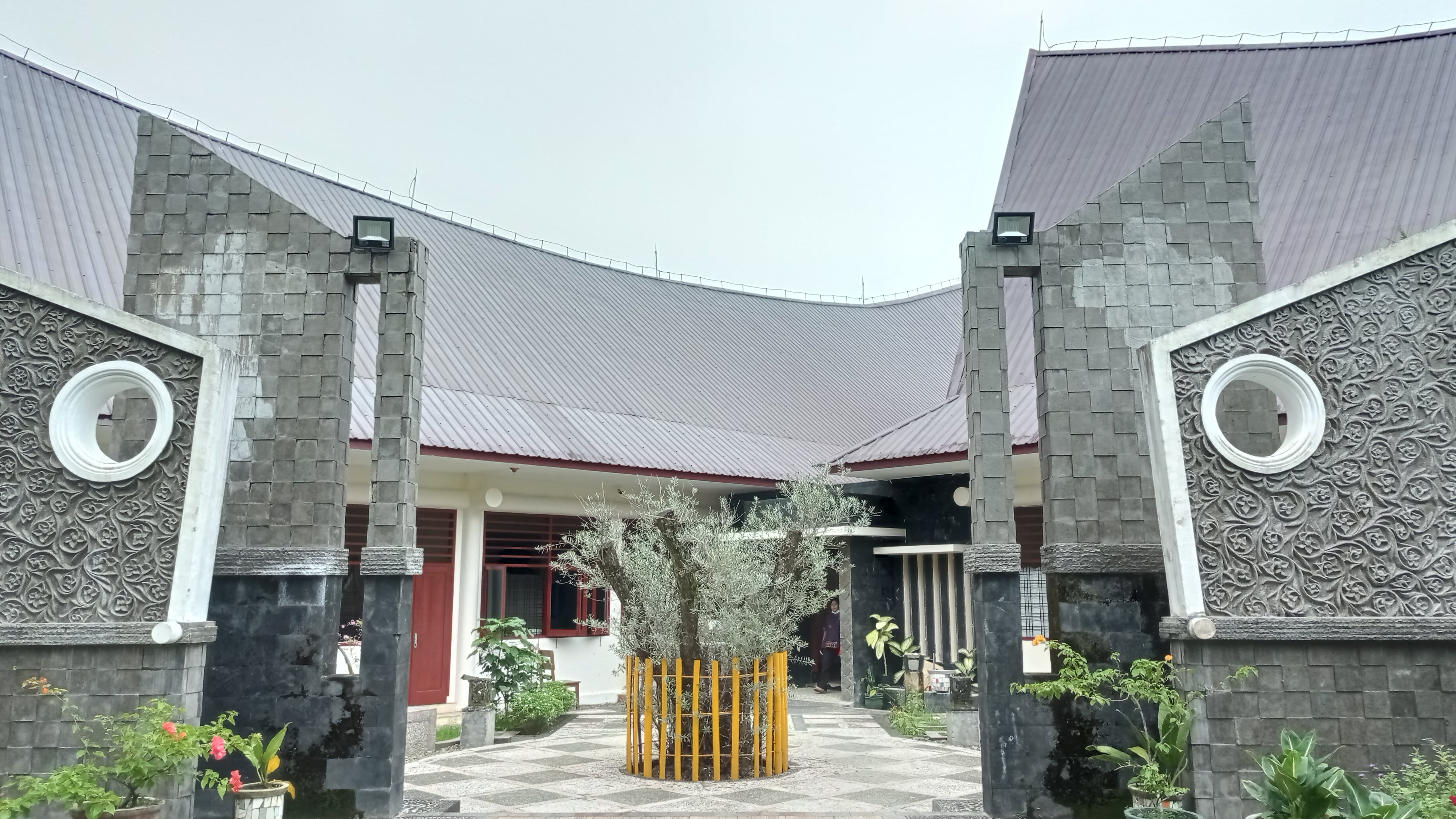 Gedung Sinode Gereja Kristen Protestan Simalungun (GKPS), Pematangsiantar, Sumut.