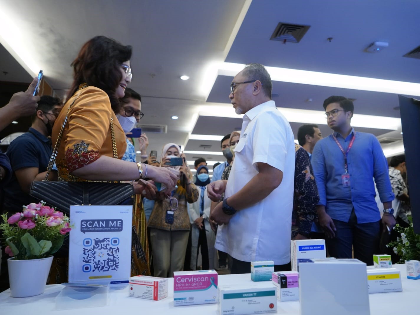 Menteri Perdagangan Zulkifli Hasan dan Direktur Penelitian dan Pengembangan Bisnis PT Bio Farma Yuliana Indriati. 