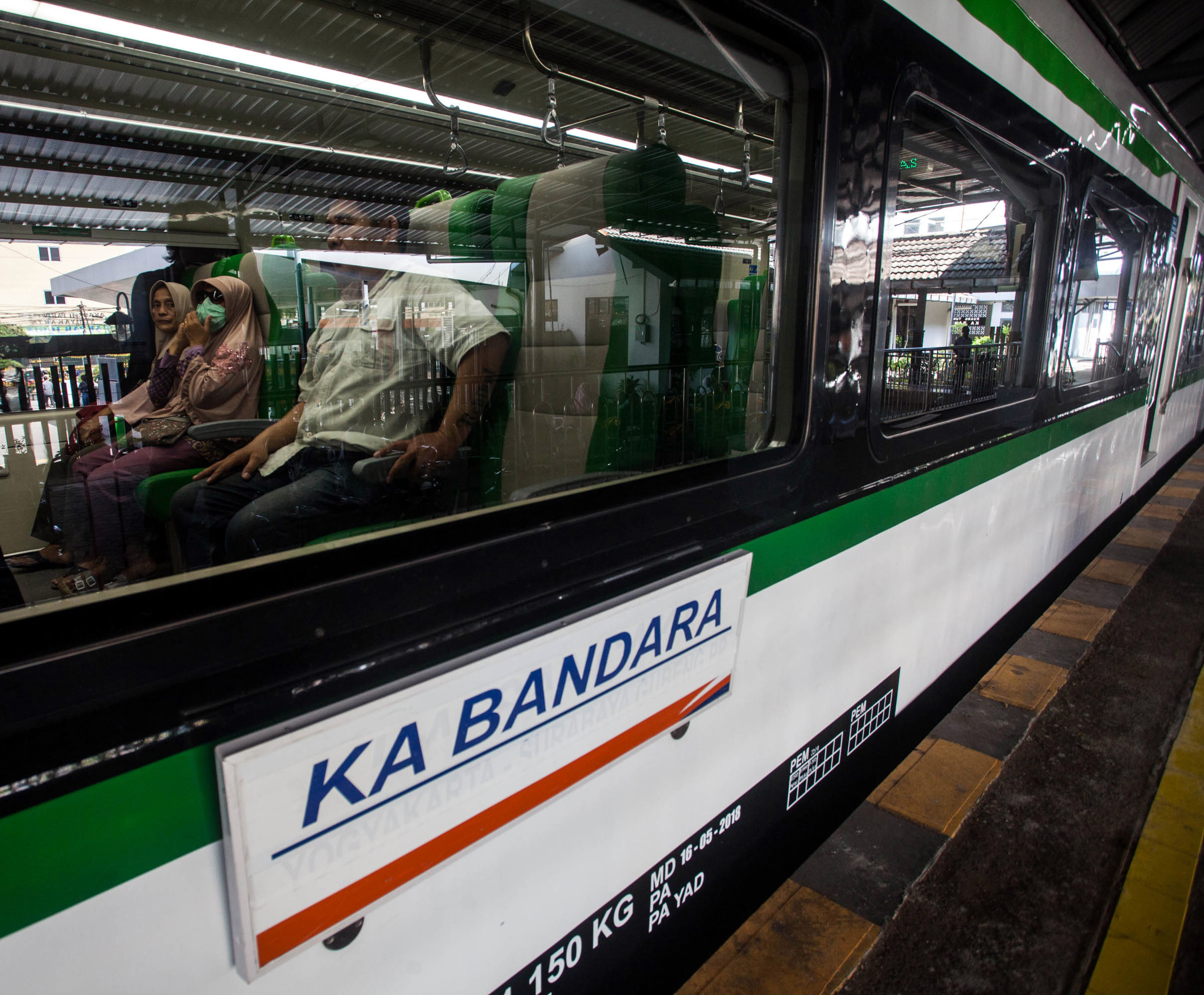 Penumpang berada di dalam Kereta Api (KA) Bandara di Stasiun Tugu, Yogyakarta, Rabu (8/5).