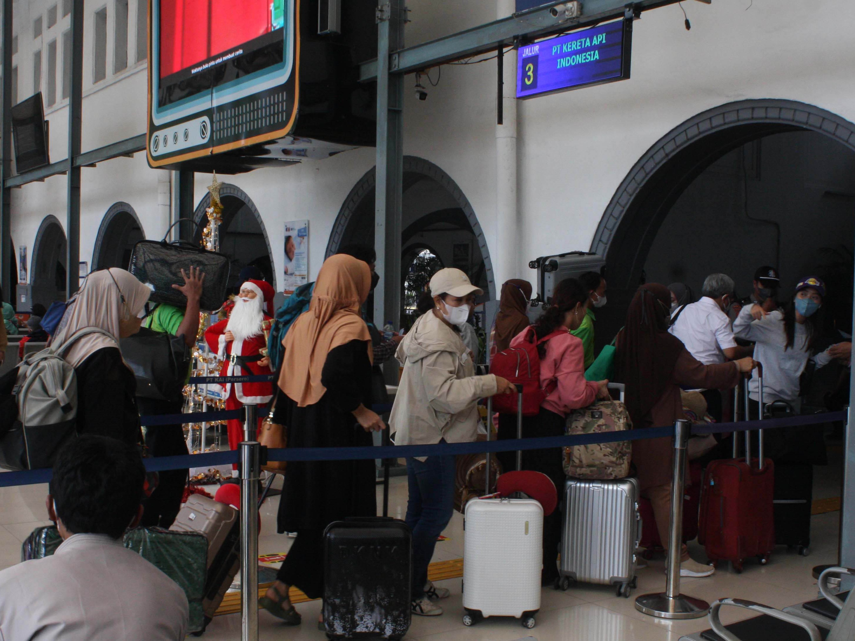 Suasana hilir mudik para calon penumpang kereta api pada liburan Natal dan Tahun Baru 2023 di Stasiun Pasar Senen, Jakarta, Jumat (23/12).