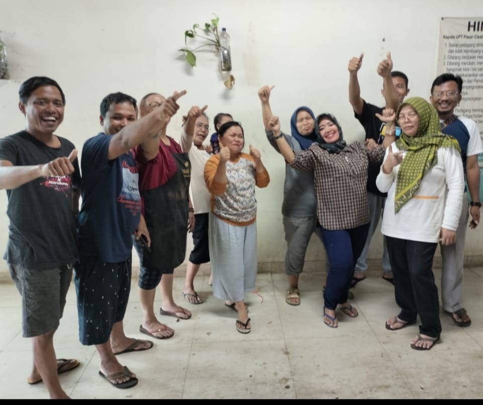 Pedagang Pasar Rakyat Cisalak Kota Depok yang tergabung dalam Komunitas Satu Kota Depok menggaungkan Supian Suri Wali Kota 2024