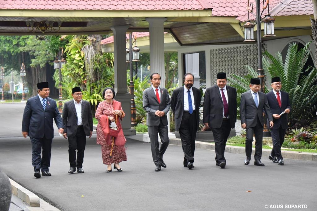 Presiden Joko Widodo berjalan bersama dengan Ketua Umum Partai Politik pendukung pemerintah