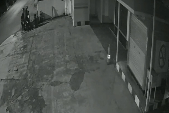 Dengan dalih tanya alamat, pelaku menghampiri dan langsung menusuk dan merampas ponsel serta uang milik korban.