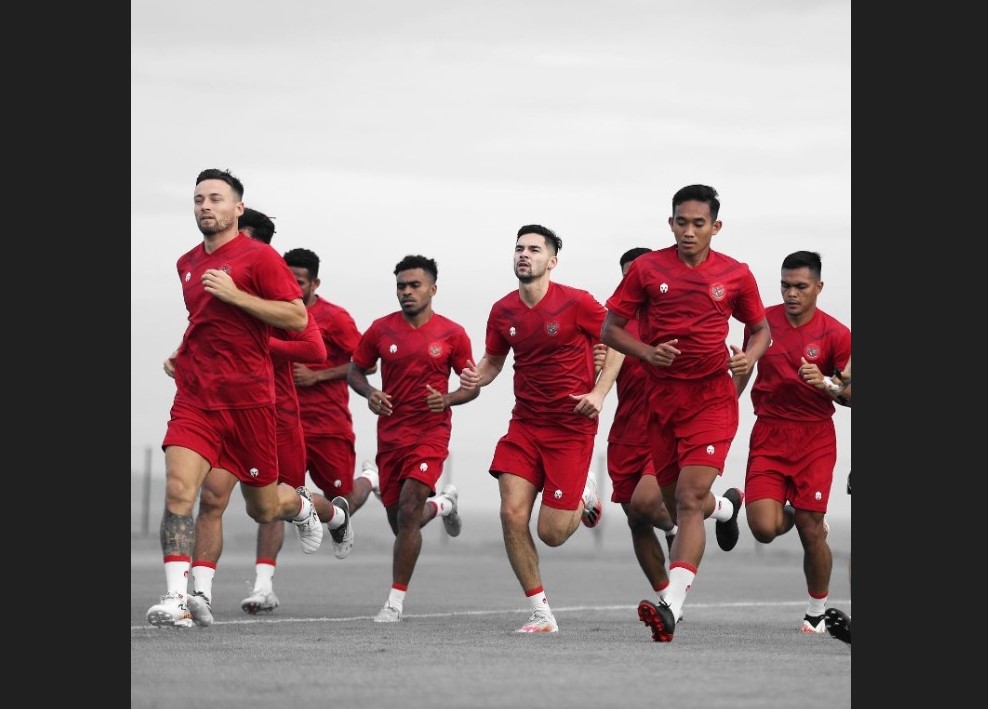 Marc Klok (kiri) berlatih bersama timnas Indonesia.