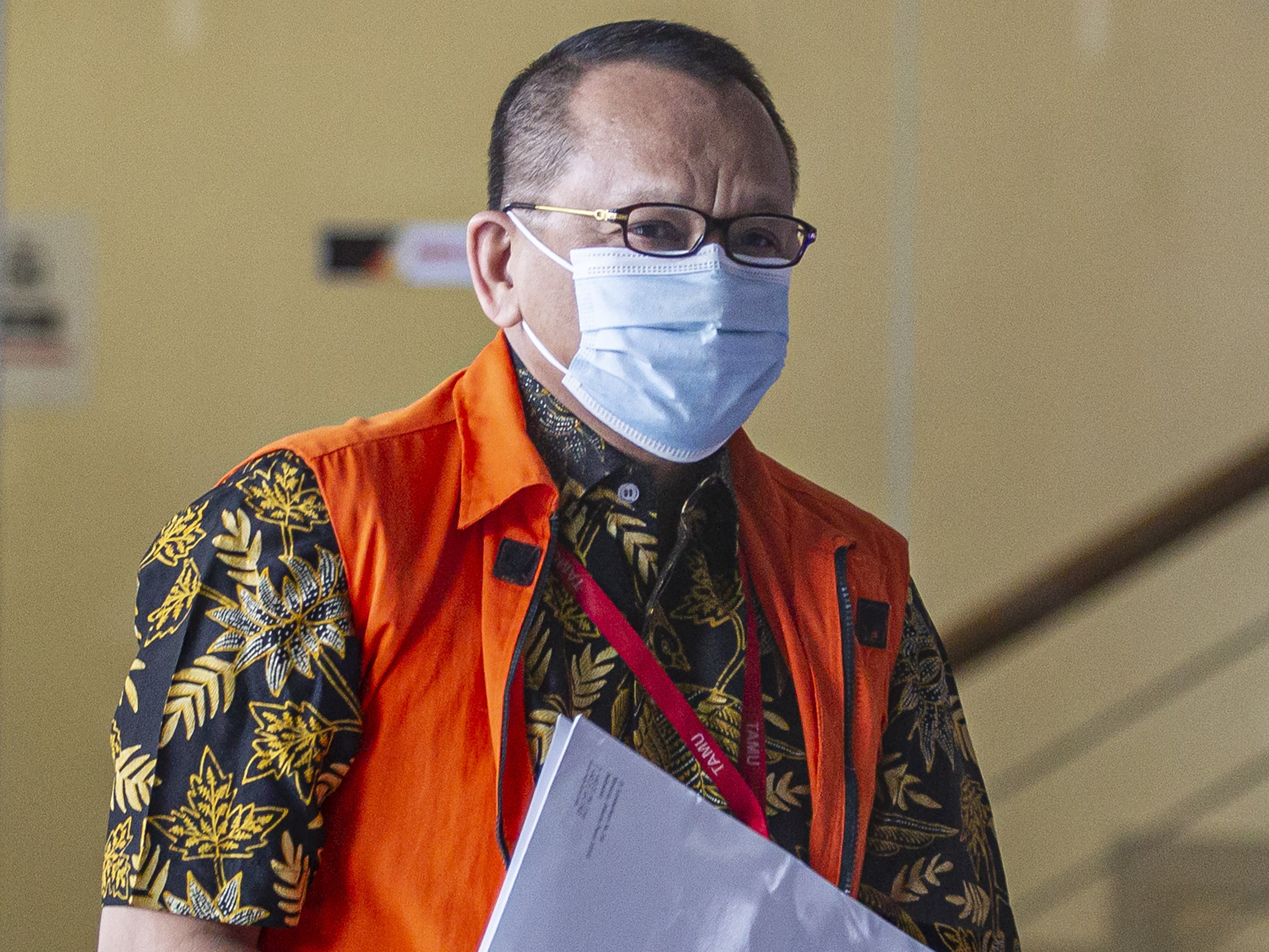 Tersangka mantan Sekretaris Mahkamah Agung (MA) Nurhadi berjalan menuju ruang pemeriksaan di Gedung Merah Putih KPK, beberapa waktu lalu.