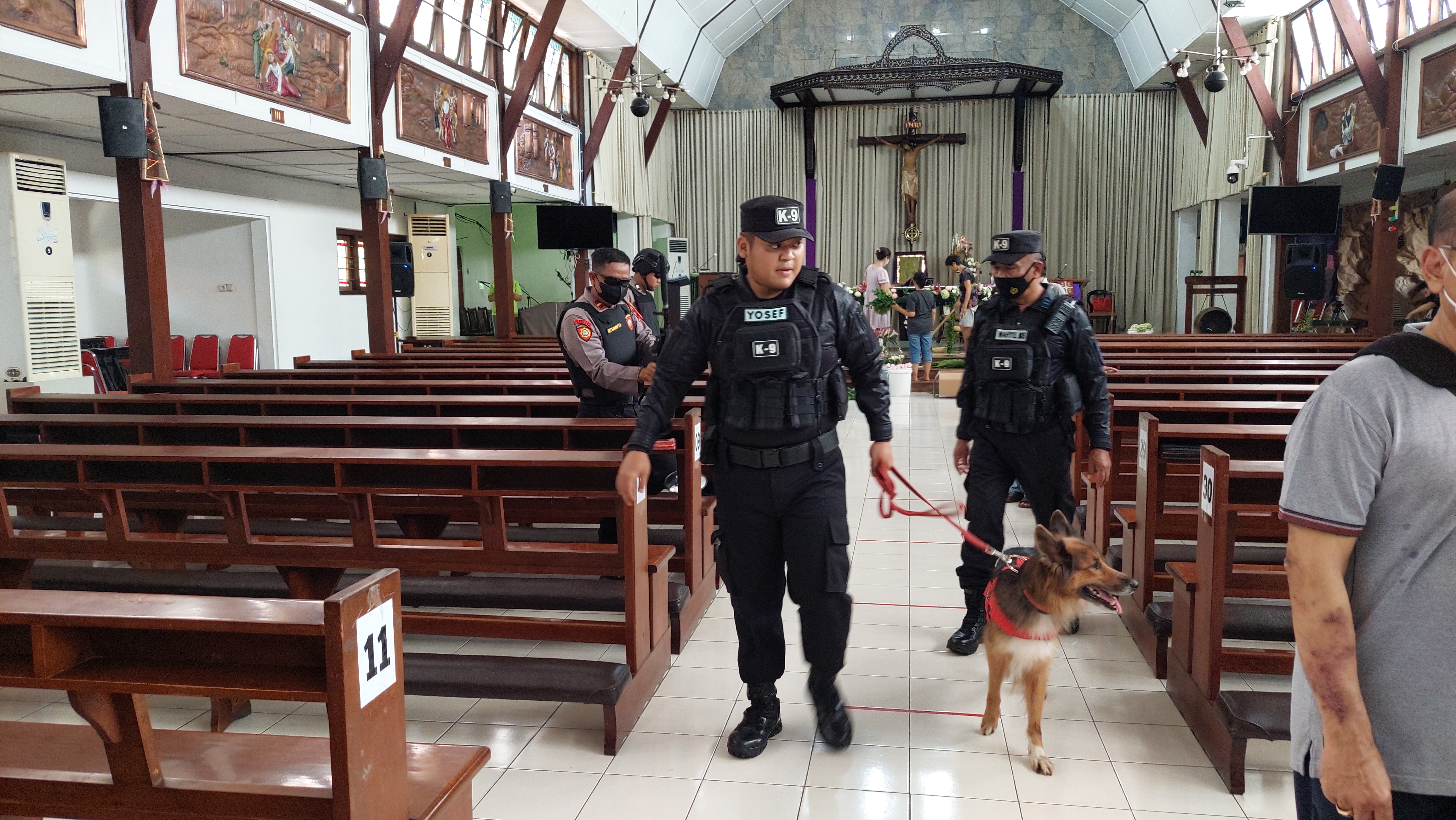 Polres Kudus, Jawa Tengah melakukan sterilisasi gereja jelang pelaksanaan ibadah Natal, Sabtu (24/12).