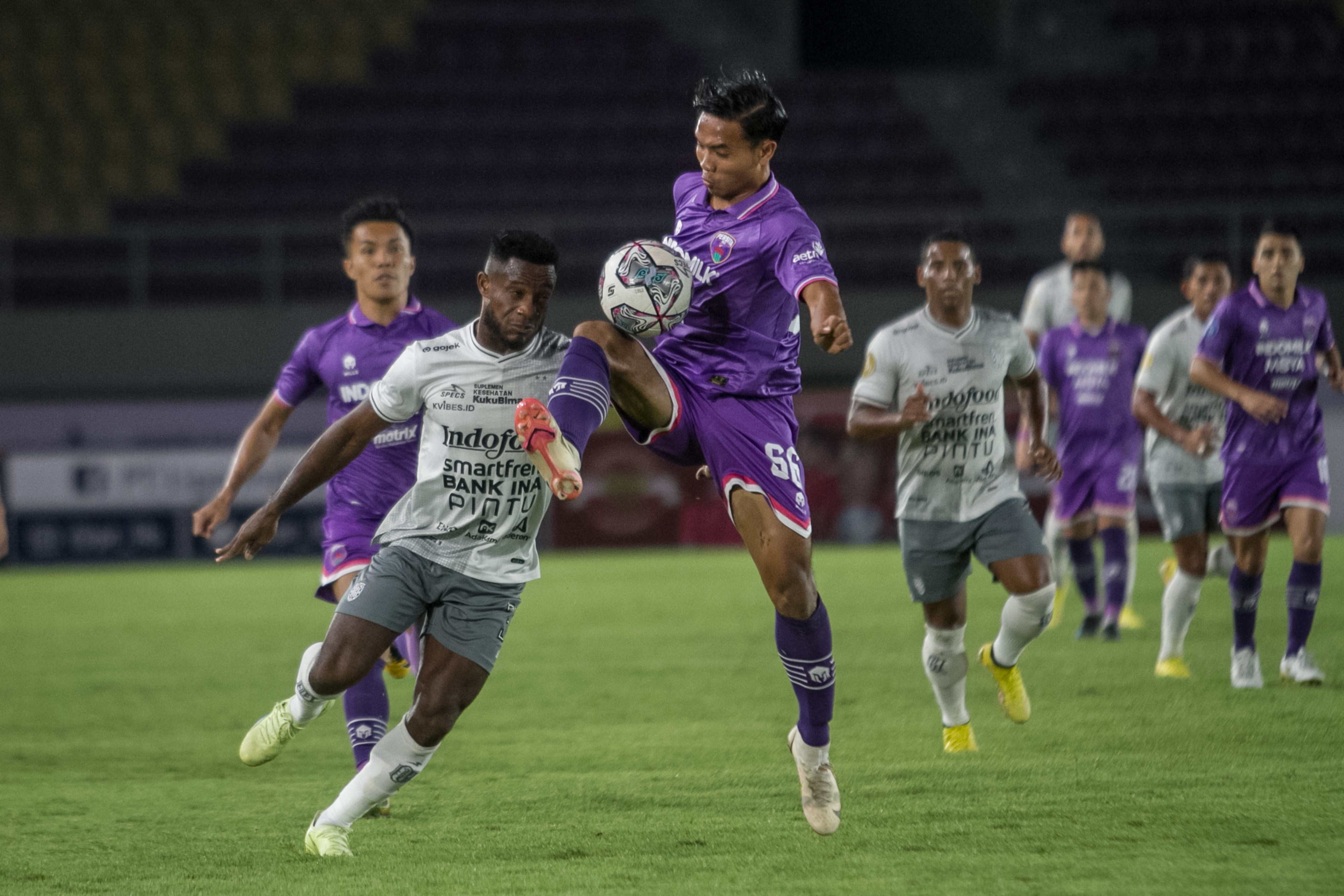  Pesepak bola Persita Tangerang Mario Jardel (kanan) berebut bola dengan pesepak bola Bali United FC Jean Marie