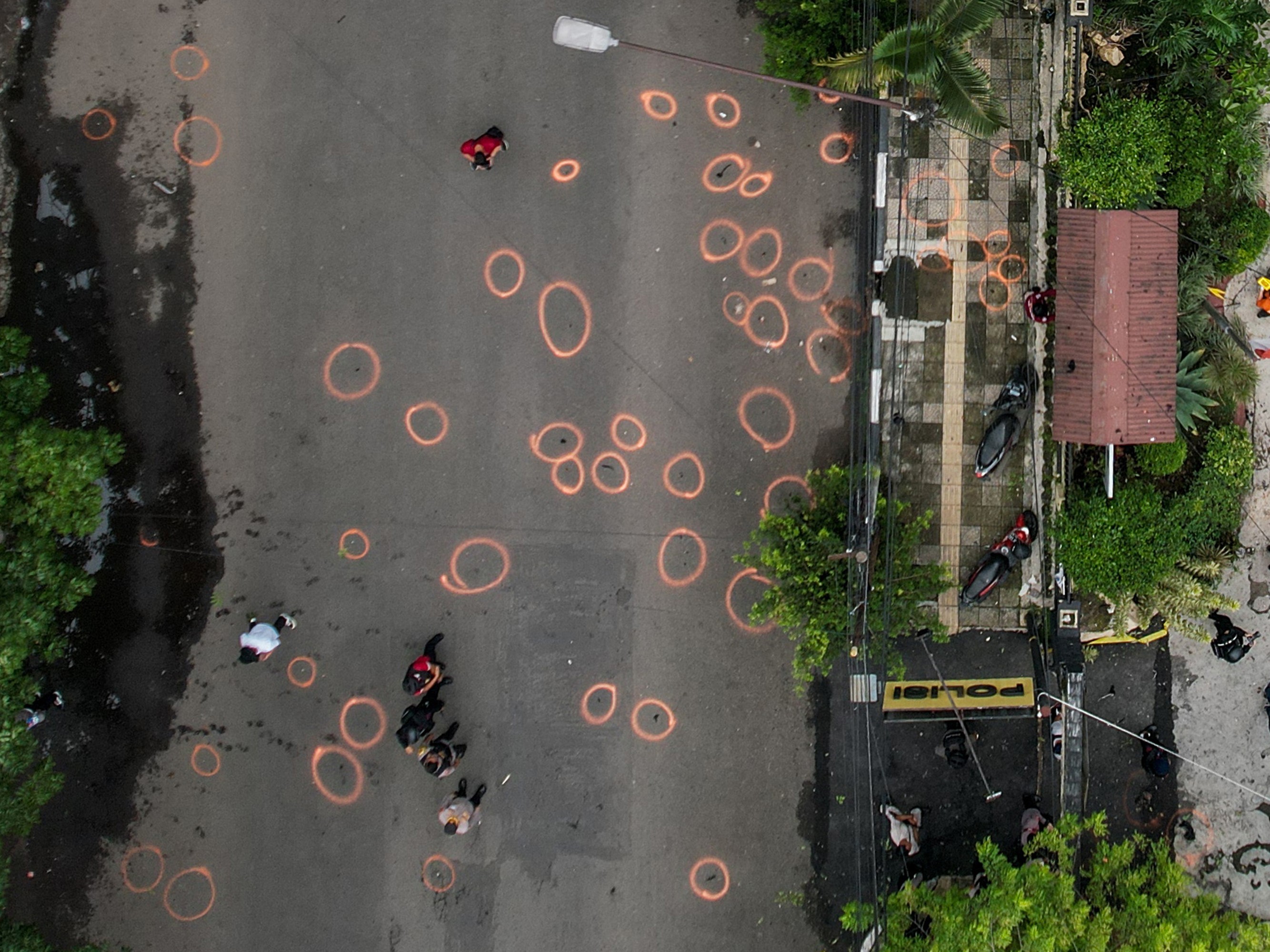 Petugas kepolisian dari Polda Jabar melakukan proses sterilisasi tempat kejadian perkara dugaan bom bunuh diri di Polsek Astanaanyar.