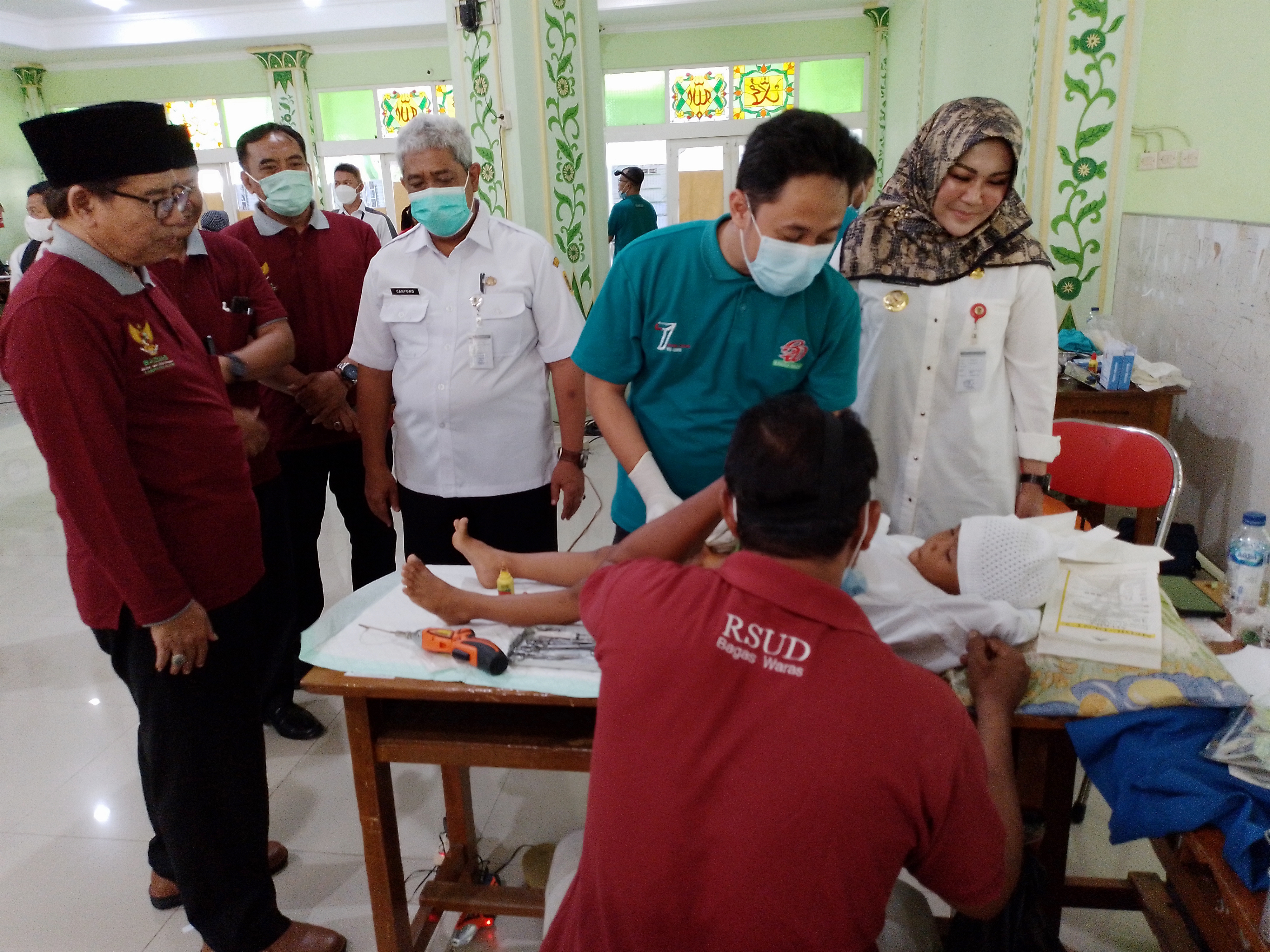 Bupati Klaten Sri Mulyani menyaksikan khitanan massal yang digelar Baznas