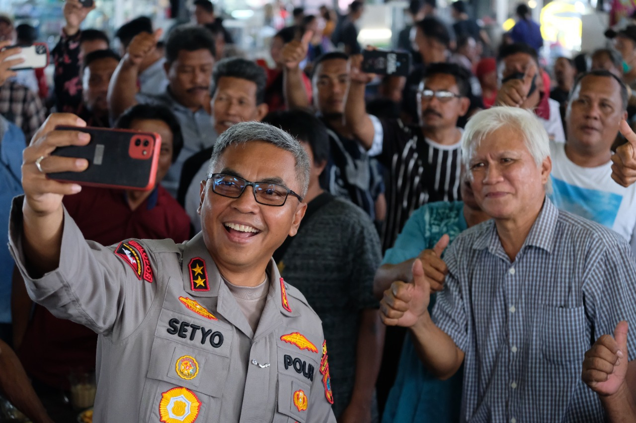 Kapolda Sulawesi Selatan Irjen Setyo Budianto mengabadikan momen kebersamaan dengan warga setelah menggelar Jumat Berkah di Manado