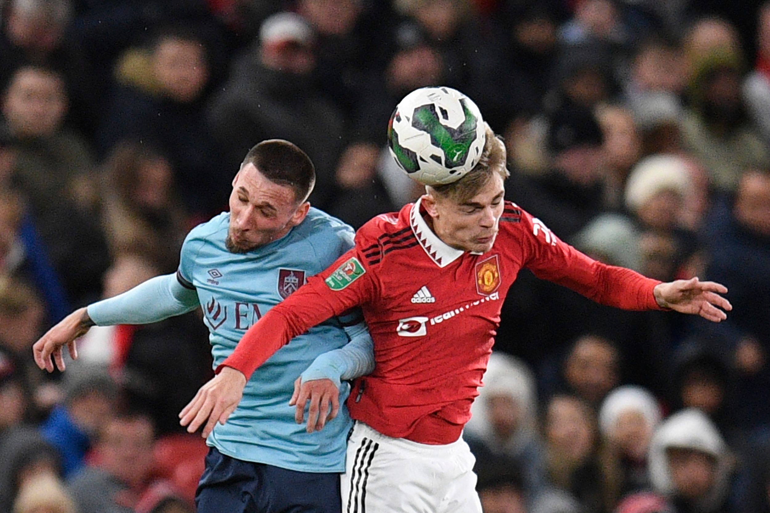 Penyerang Burnley Darko Churlinov (kiri) berebut bola dengan bek Manchester United Brandon Williams dalam pertandingan lanjutan  final Piala