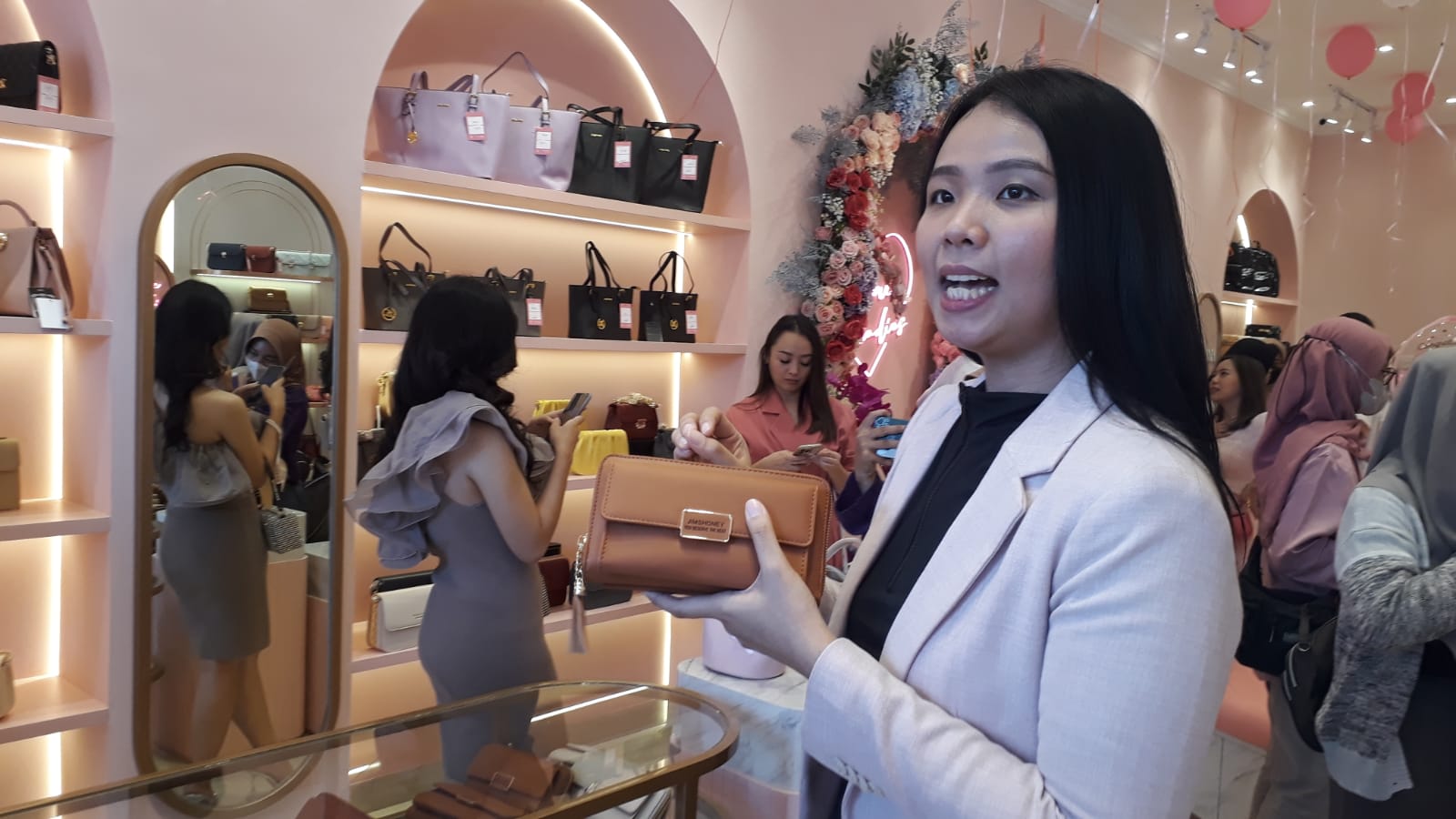 Pembukaan gerai baru Jims Honey.