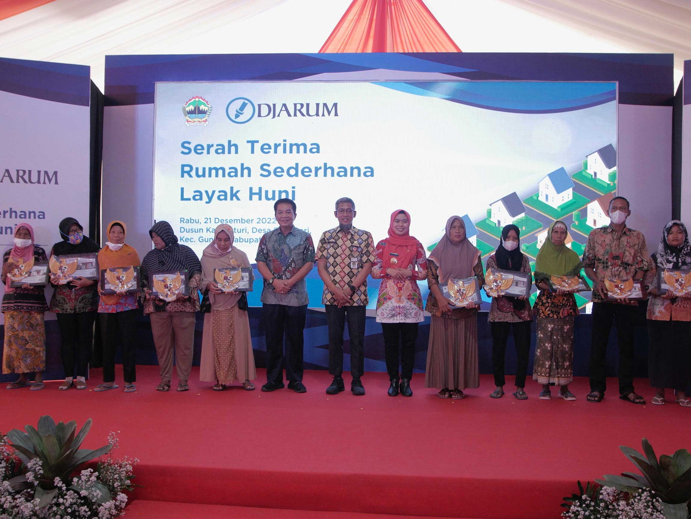 Penyerahan program renovasi rumah sederhana layak huni di Desa Bogosari, Demak, Jawa Tengah, Rabu (21/12). 