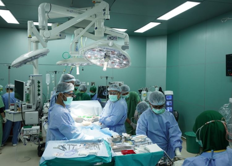 Operasi jantung terbuka adalah operasi jantung yang menggunakan mesin heart lung.