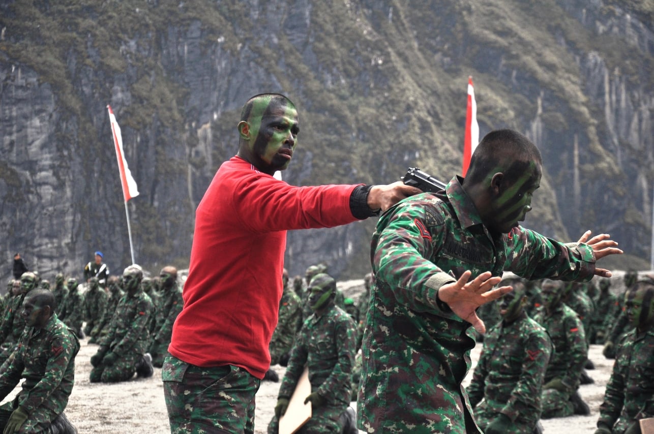 Sejumlah prajurit TNI AD dari satuan Brigif 20 Ima Jaya Keramo Timika melakukan atraksi usai upacara HUT ke-8 Brigif 20 Ima Jaya