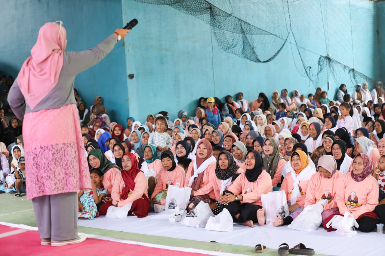 Koordinator Wilayah Mak Ganjar Jawa Barat Nurapsi, menyosialisasikan pencegahan stunting bagi ibu-ibu di Bandung Barat, Sabtu (24/12/2022)