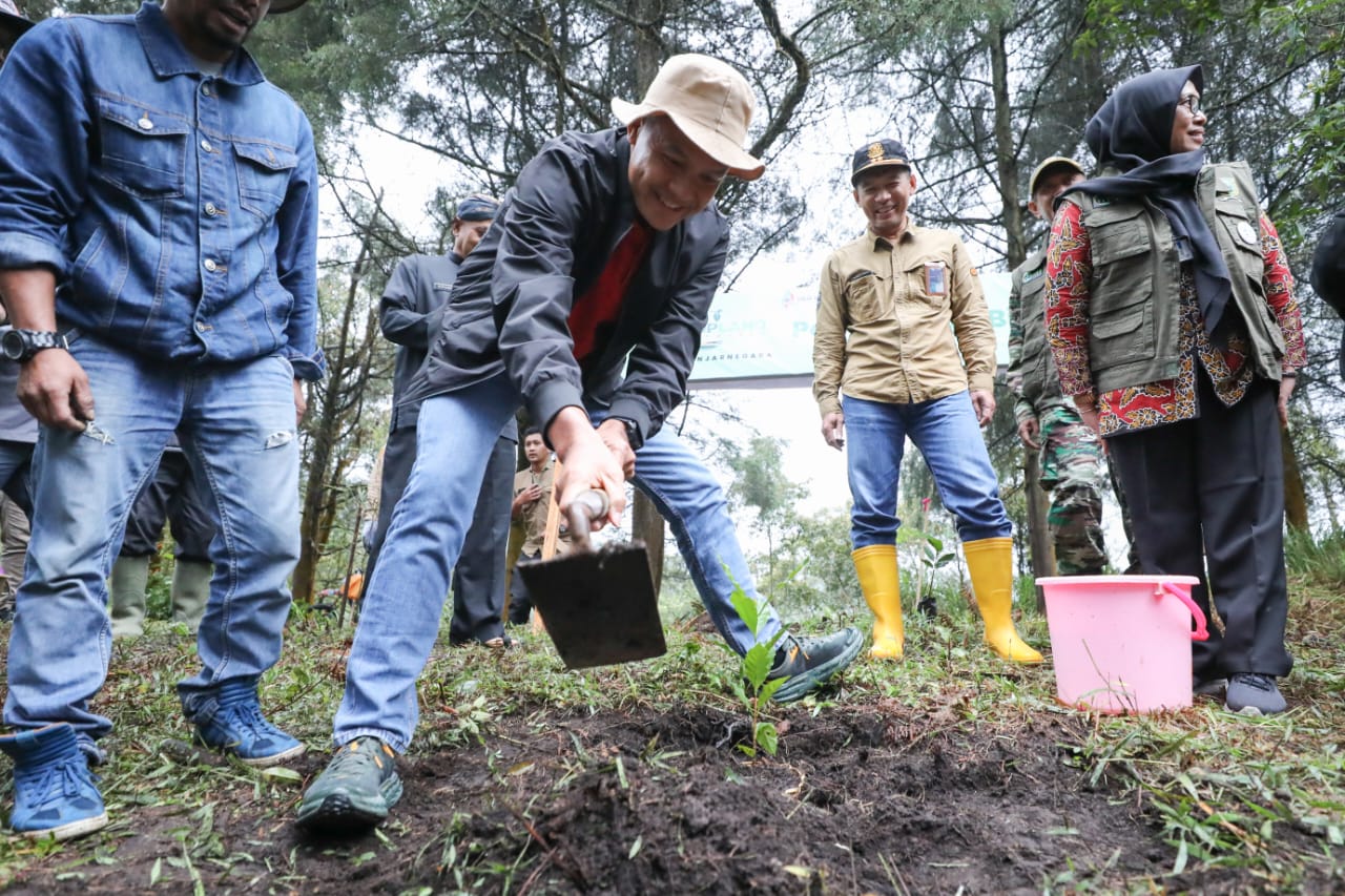  Gubernur Jateng Ganjar Pranowo ikut menanam 283.000 kopi di Kawasan Dieng Kulon, Kabupaten Banjarnegara, Jateng bersama 450 petani, Kamis (
