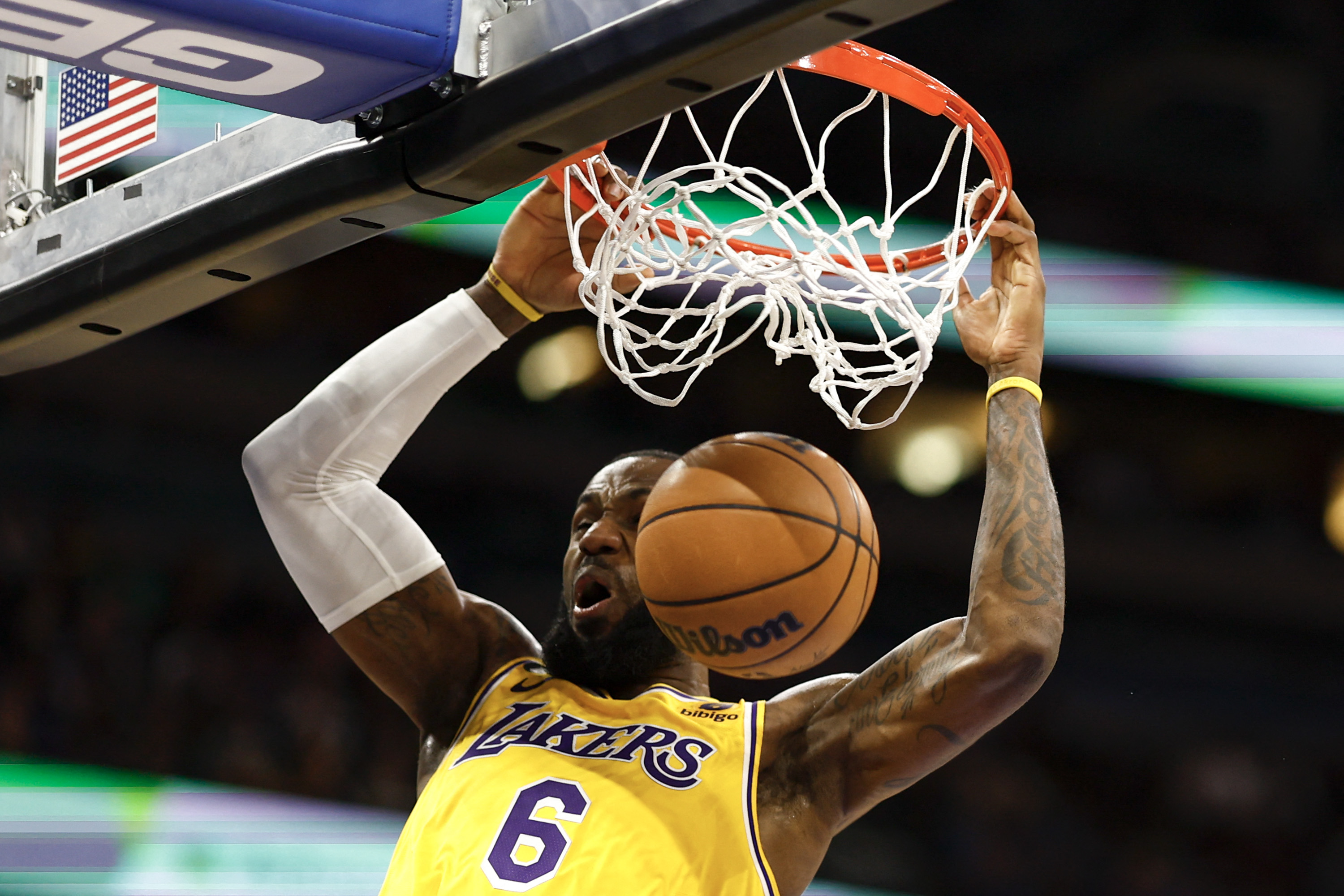 Pemain LA Laker, LeBron James, saat berlaga.