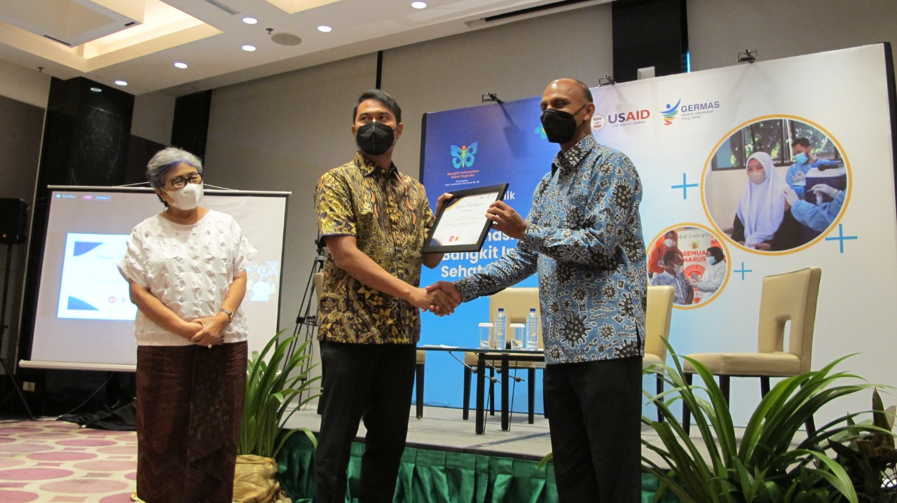 Bupati Sinjai Andi Seto Asappa menerima penghargaa dari USAID karena berhasil meningkatkan cakupan vaksinasi Covid-19