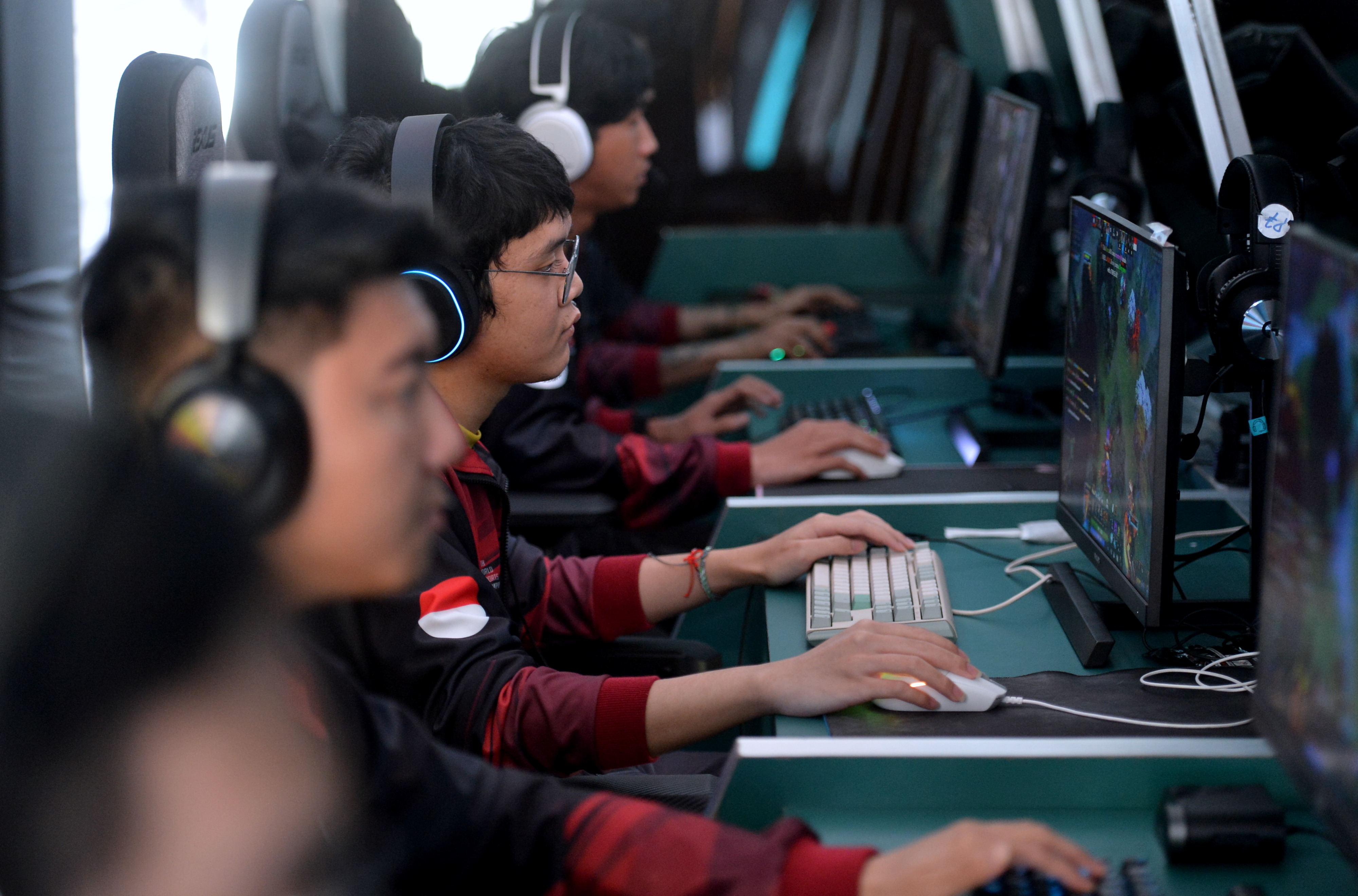 Atlet Esport Timnas Indonesia bertanding melawan Timnas Laos di Final babak lower bracket cabang DOTA 2.