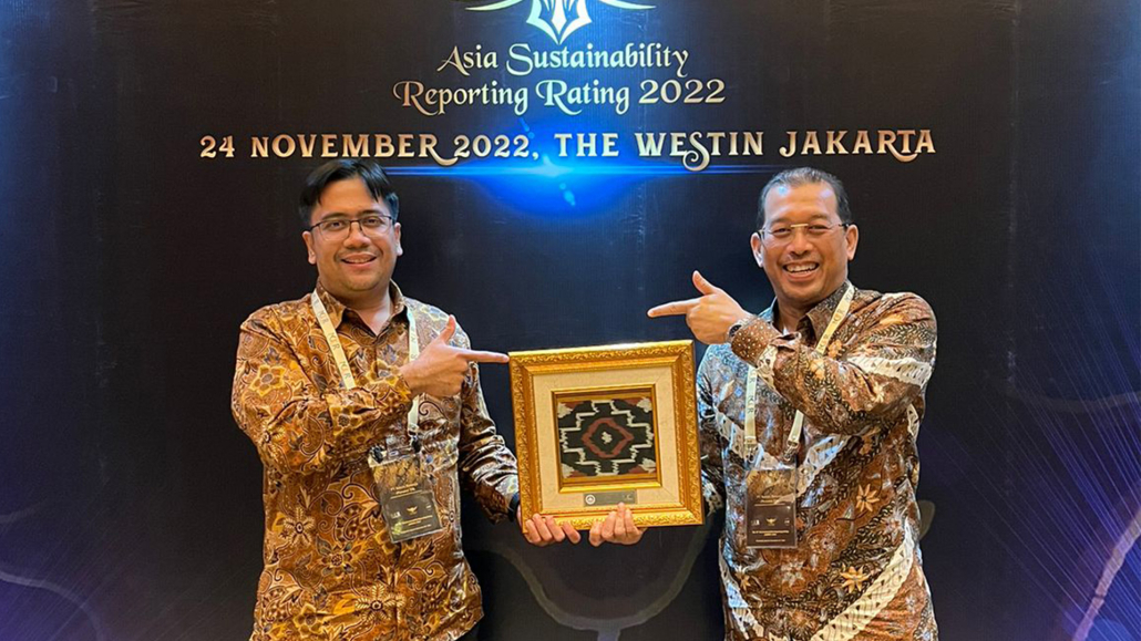 VP Corsec Doddy Irawan (kiri) dan Direktur Keuangan & Manajemen Risiko Tubagus Muhammad Dharury (Kanan) di Penyerahan Penghargaan ASRRA