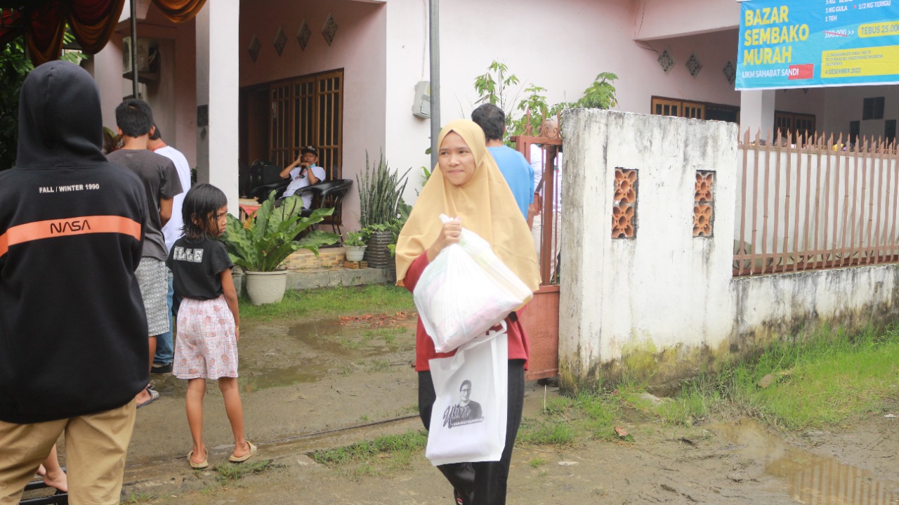 Emak-emak di Palembang sumringah usai dapat voucher belanja sembako murah dari relawan Sandi Uno.