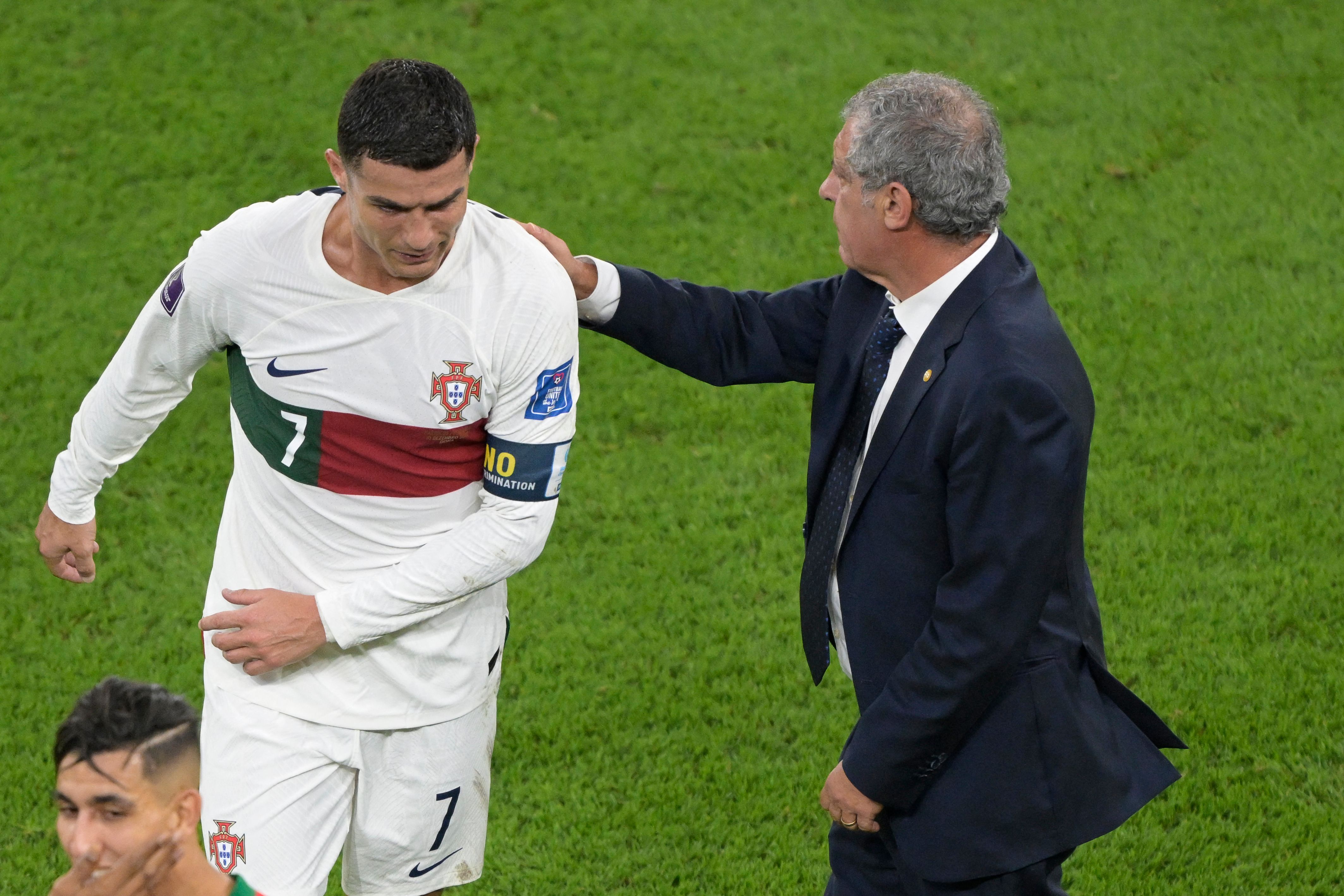 Pelatih Portugal, Fernando Santos (kanan) dan Cristiano Ronaldo (kiri).