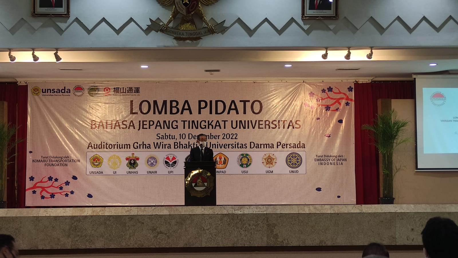 Acara dalam lomba pidato bahasa Jepang tingkat universitas yang digelar Unsada.