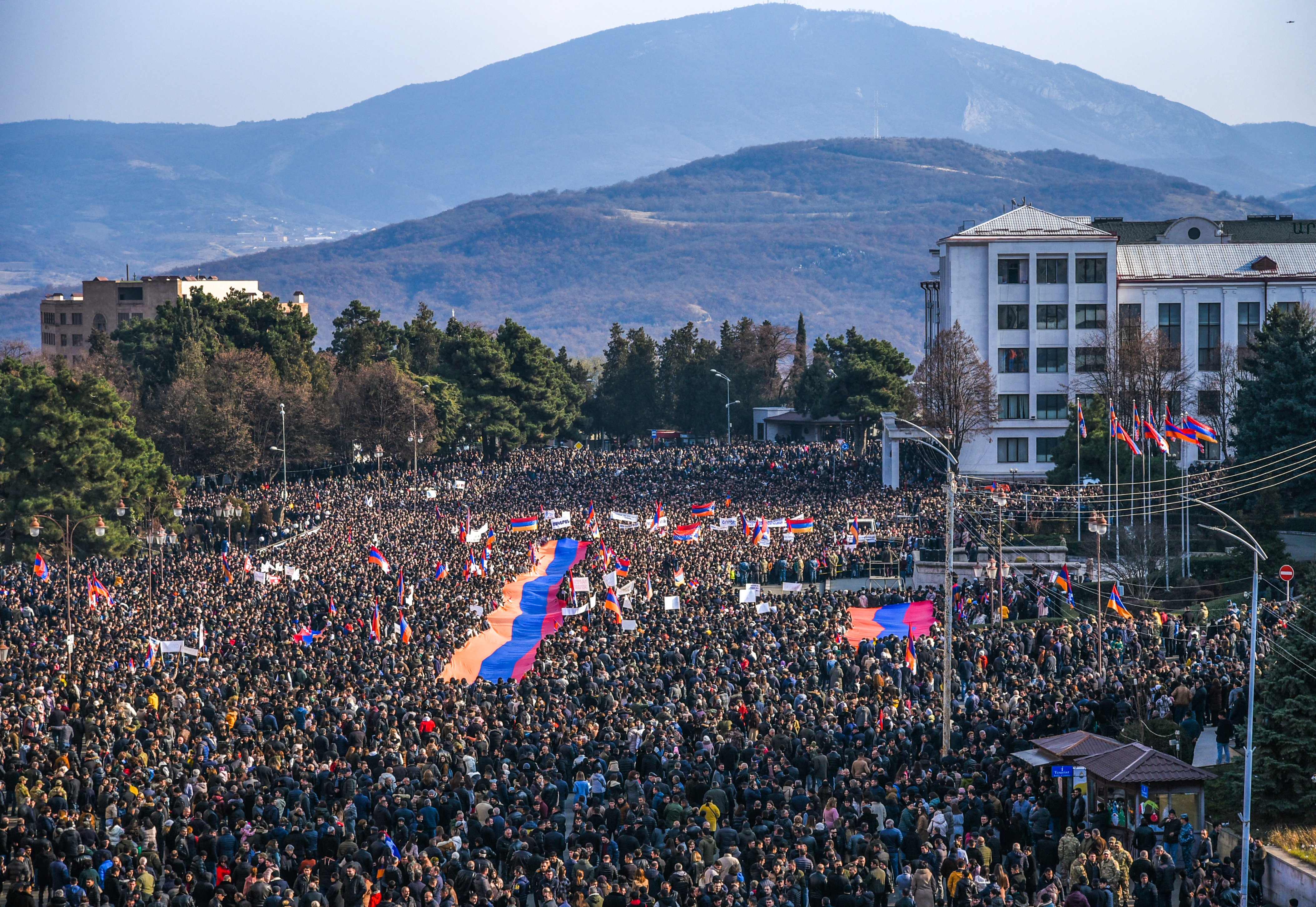 Ribuan orang berunjuk rasa di Nagorno-Karabakh untuk memprotes blokade yang hanya menghubungkan jalur darat ke Armenia, Minggu (25/12/2022)