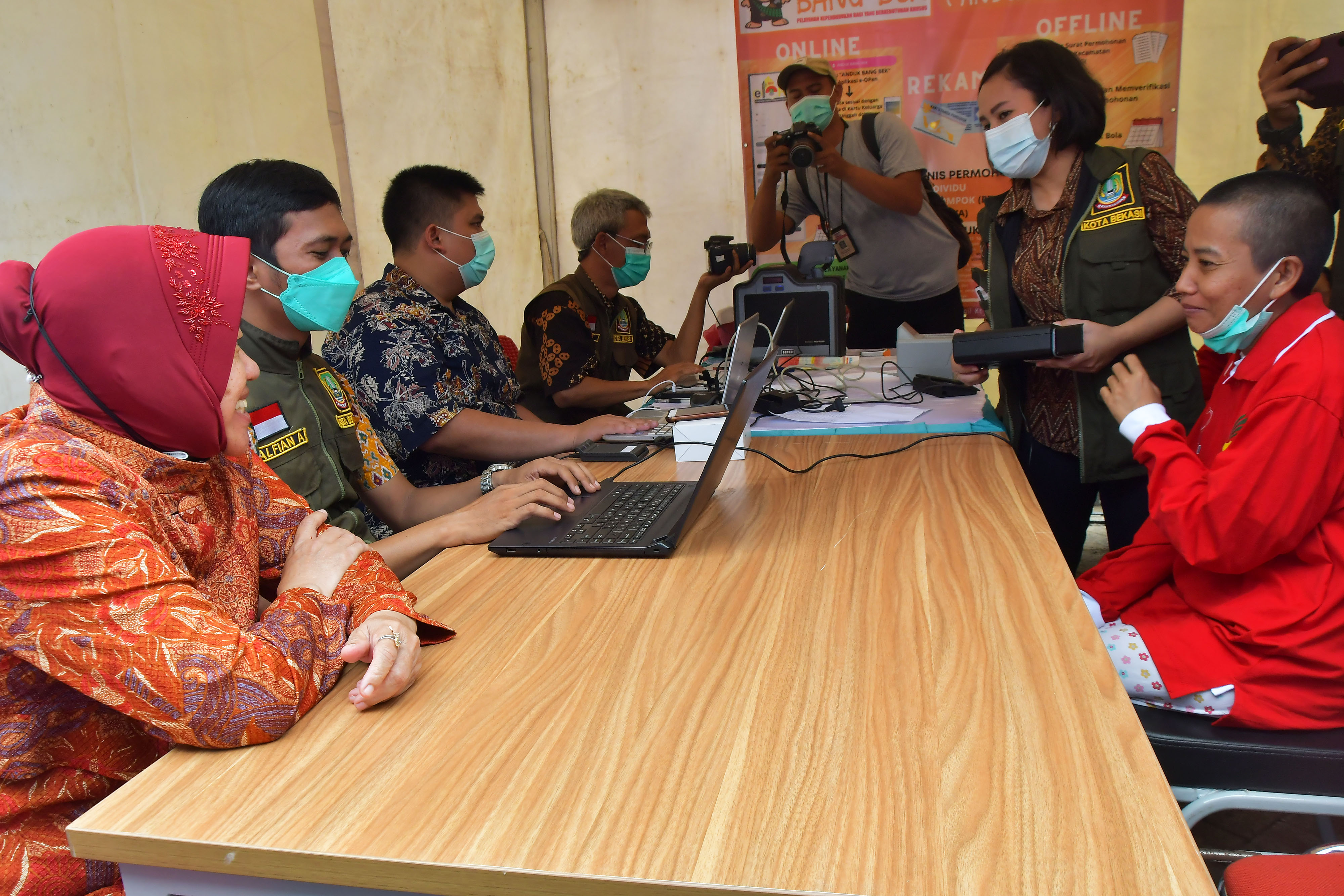 HKJS DI BEKASI: Mensos Tri Rismaharini (kiri) berbincang dengan pasien ODGJ yang akan mengikuti perekaman data untuk E-KTP di Bekasi, Jawa B