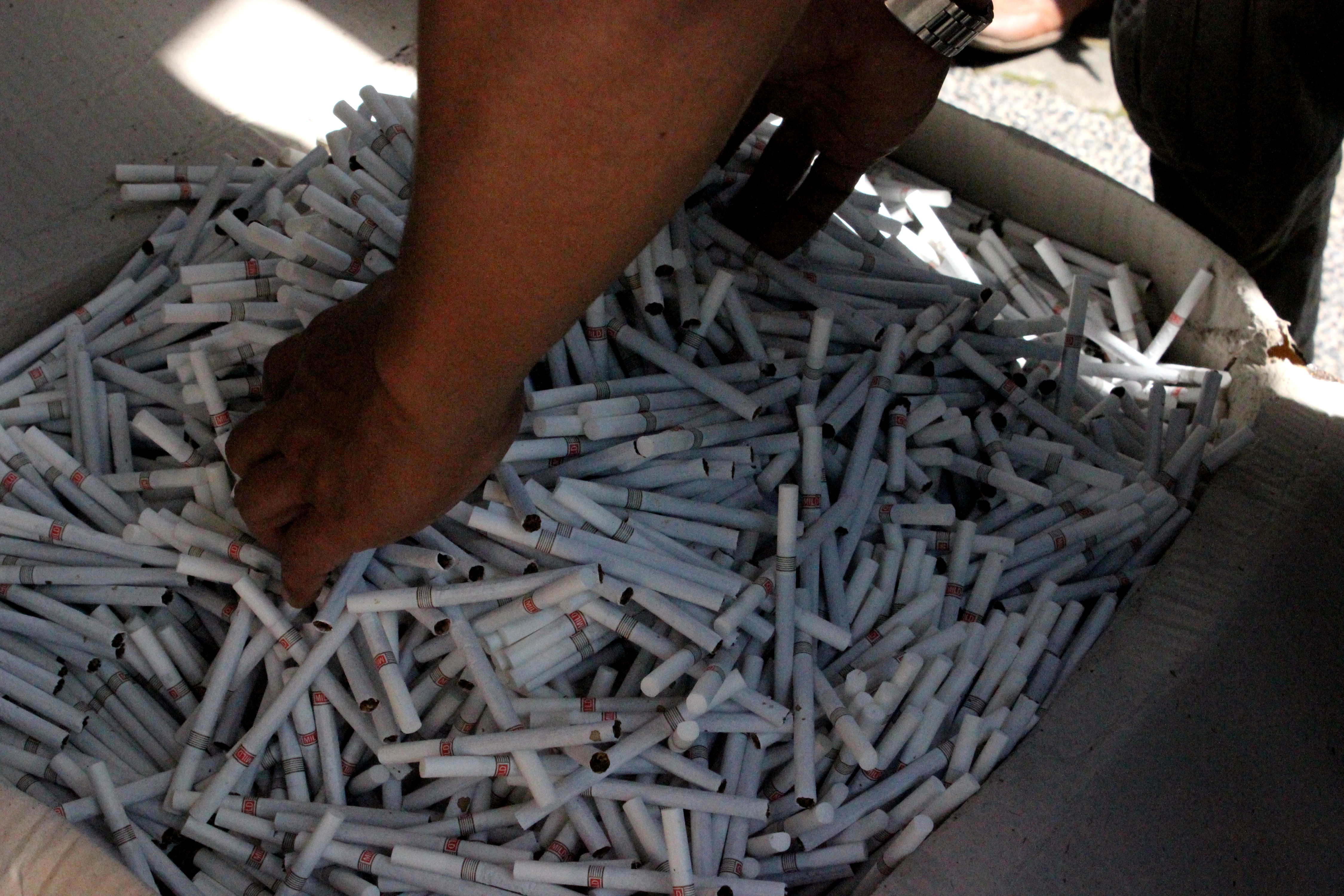 Rokok batangan tanpa cukai