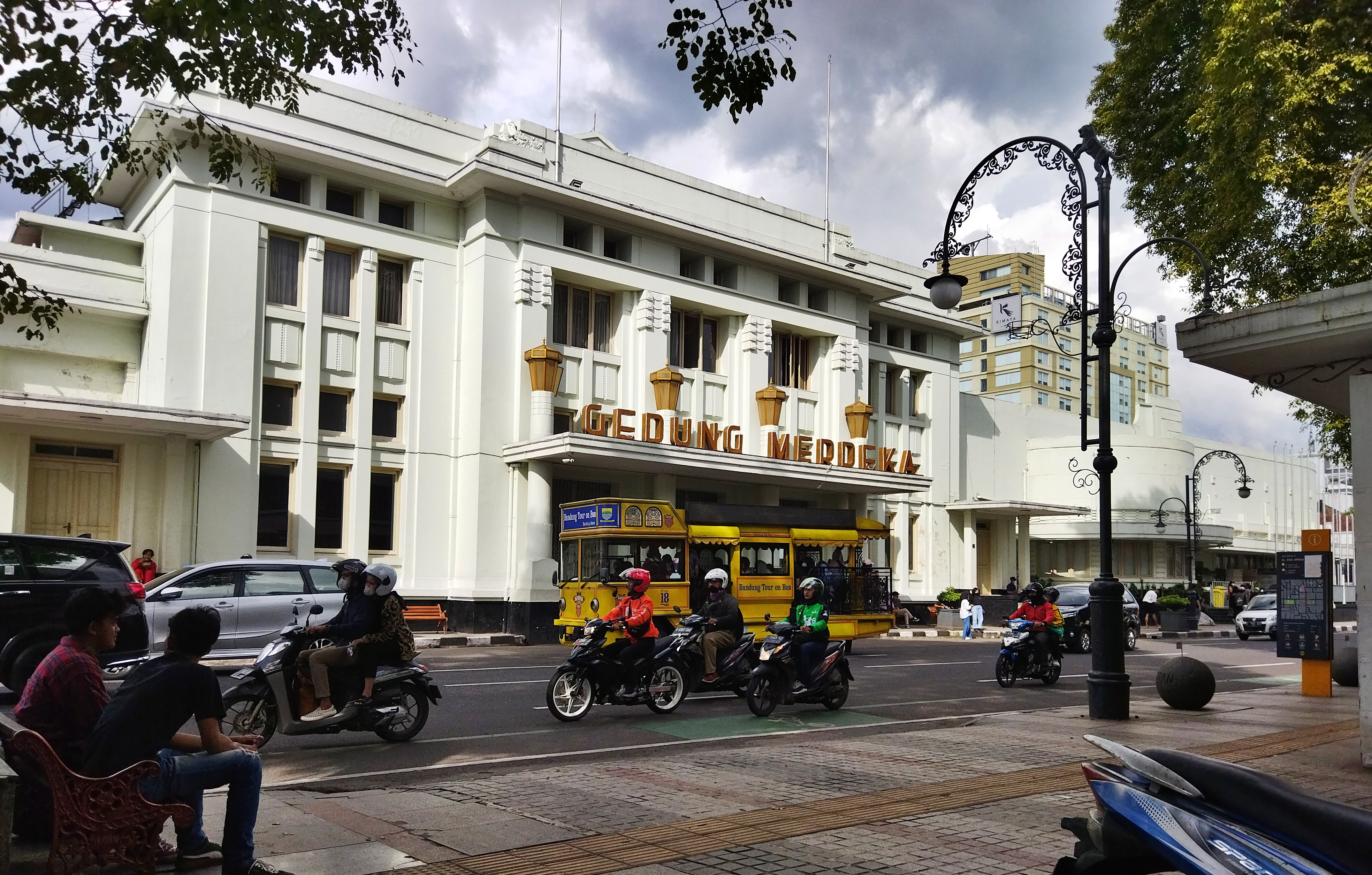 Bus pariwisata melintas di Jalan Asia Afrika di Kota Bandung, Jawa Barat.