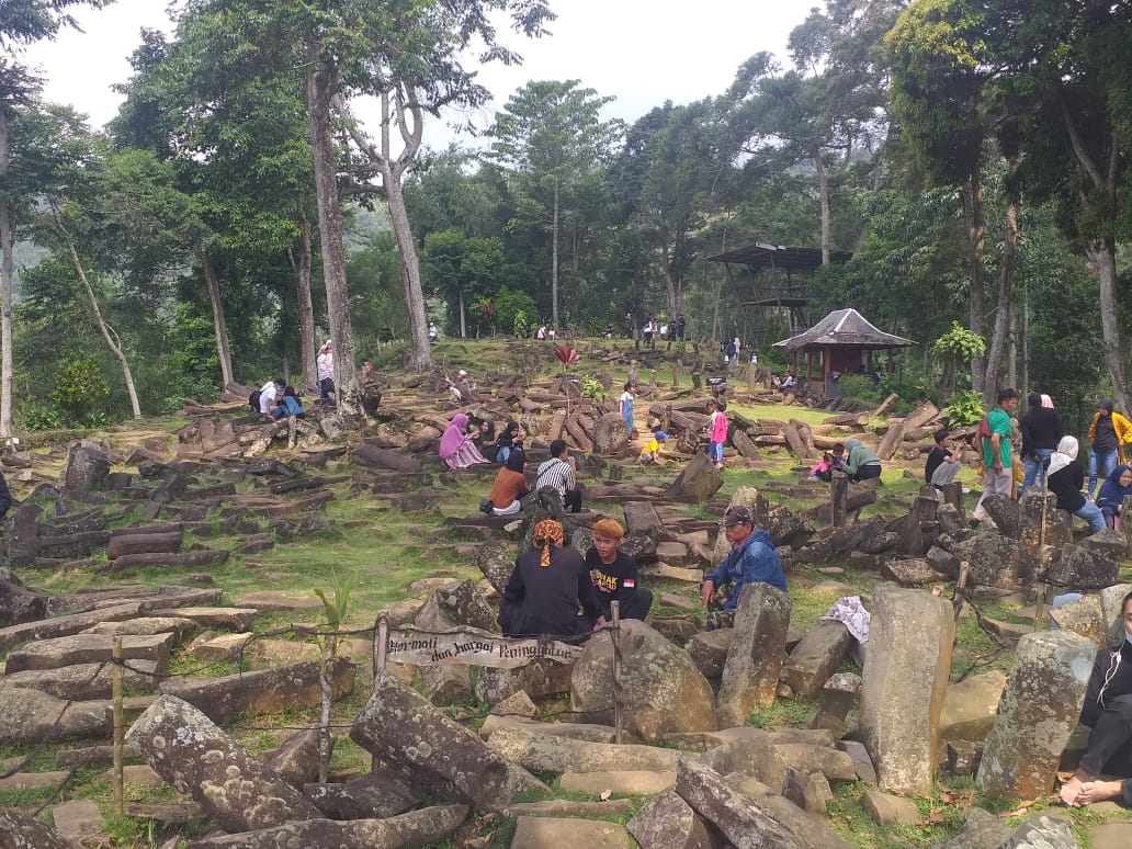 Sejumlah wisatawan menikmati keindahan alam dan bebatuan di situs Gunung Padang di Desa Karyamukti, Kecamatan Campaka, Cianjur, Jabar.