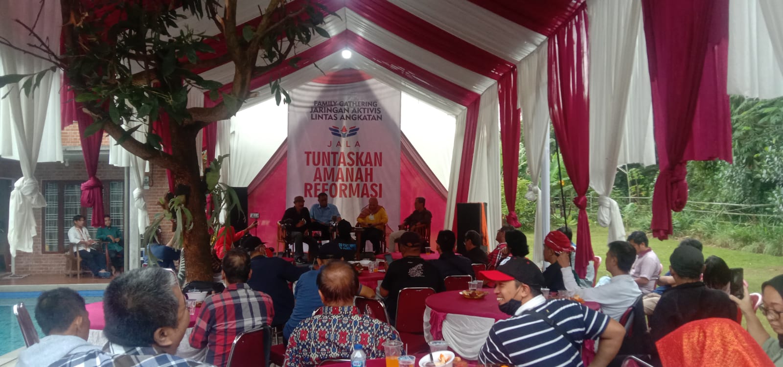 Aktivis Lintas Angkatan dari Bandung, Jakarta dan Yogyakarta menganggap gerakan kembali ke UUD 45 yang asli adalah tidak tepat. 