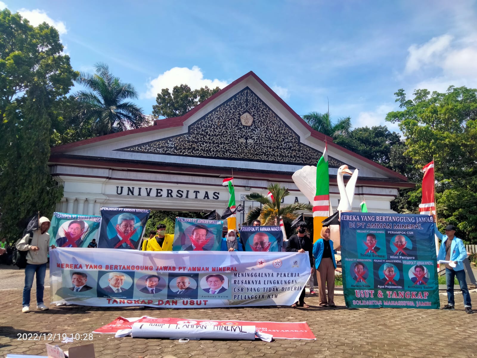 Solidaritas Mahasiswa Jambi melakukan aksi demonstrasi di depan Universitas Jambi, Senin (19/12