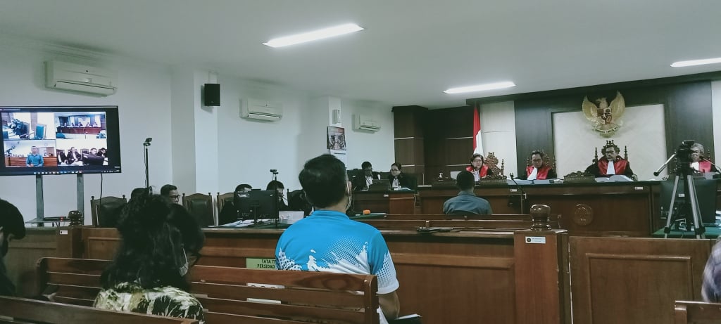 Suasana sidang dengan terdakwa Mayor Inf (Purn) Isak Sattu pada kasus pelanggaran HAM berat Paniai 2014, Papua, di PN Makassar, beberapa wak