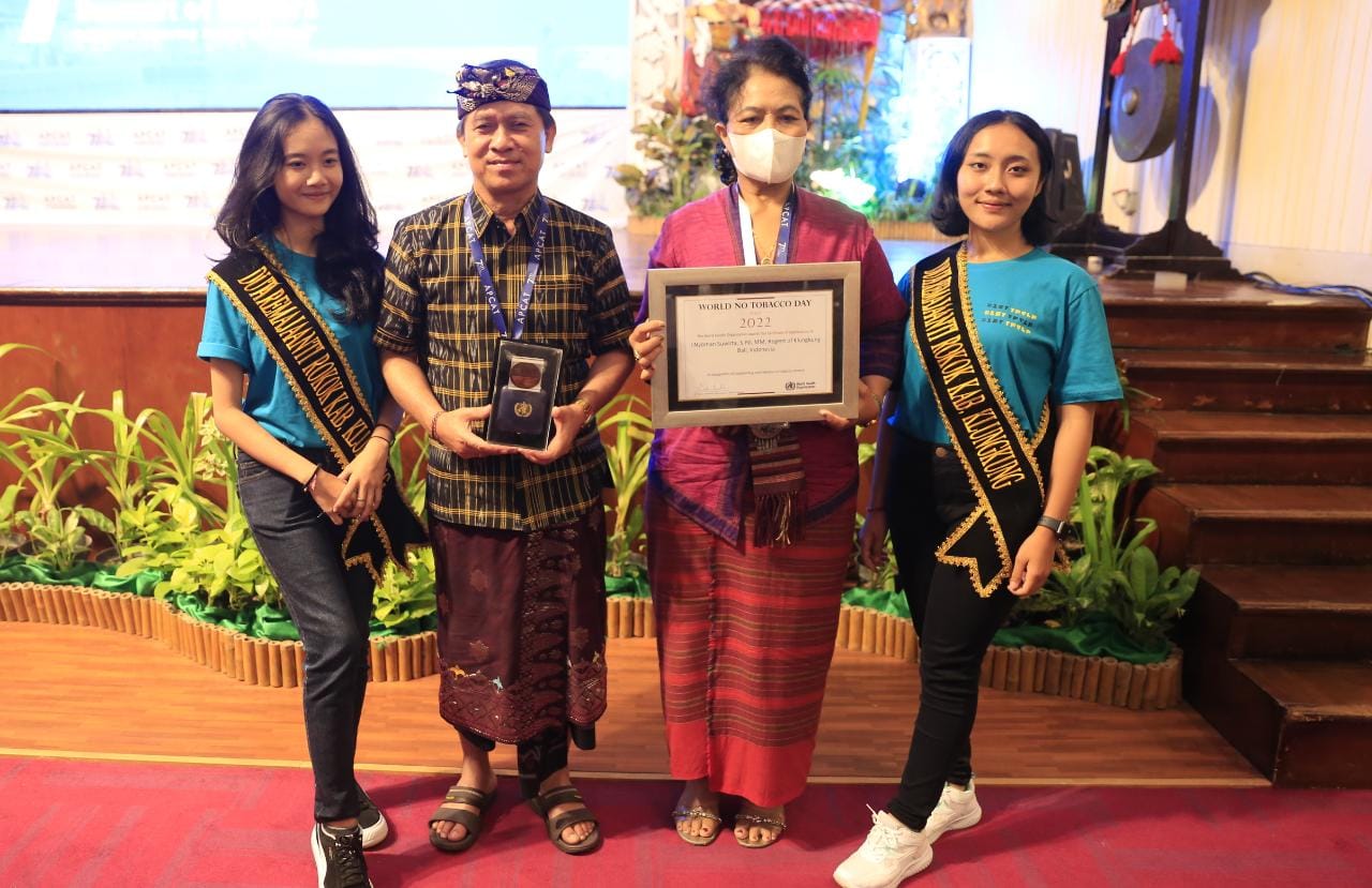 Bupati Klungkung, I Nyoman Suwirta (kedua dari kiri) saat menerima penghargaan dari WHO.