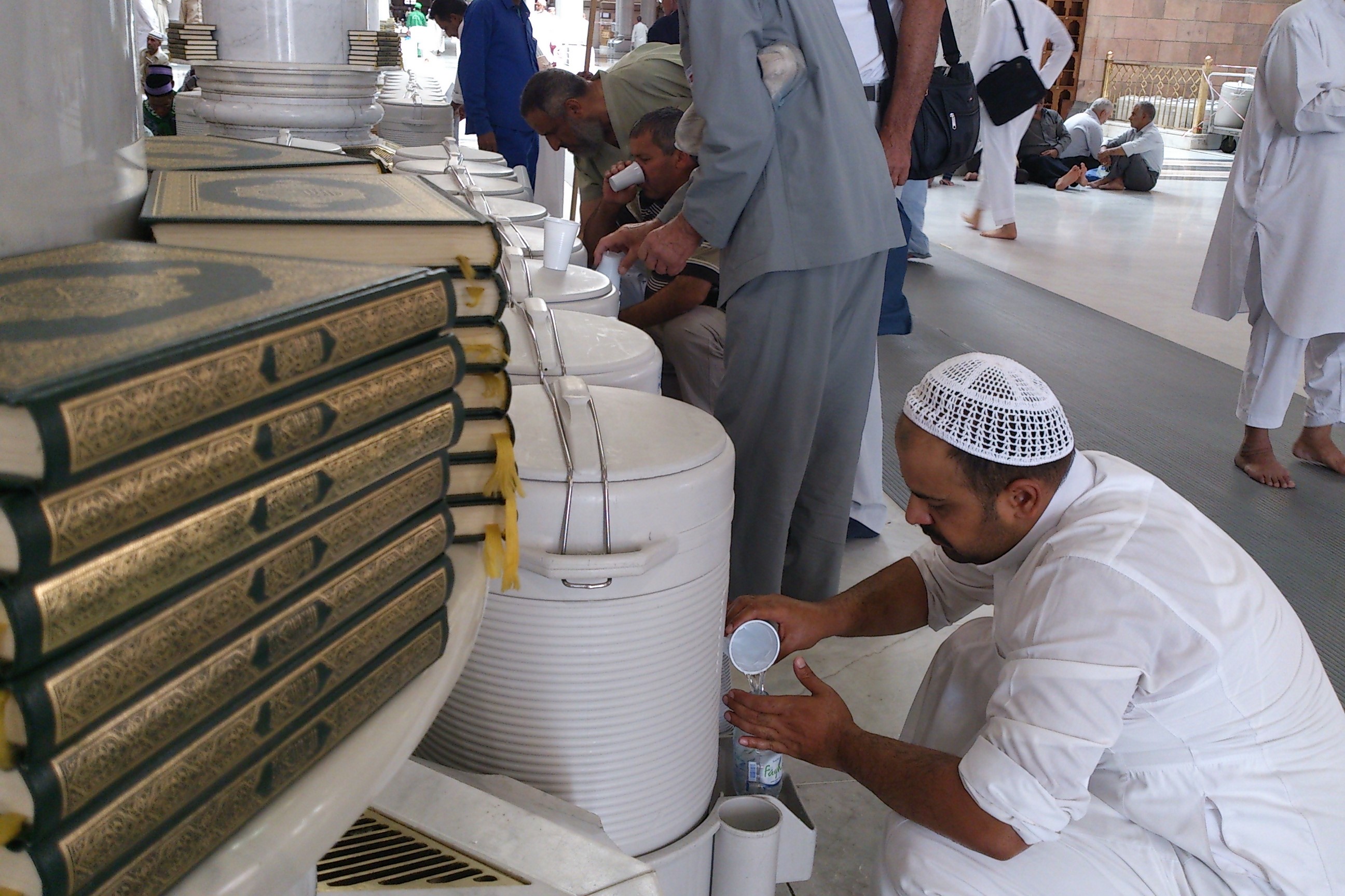 Seorang Jemaah di Masjid Nabawi mengucurkan segelas air zamzam usai salat zuhur di masjid yang dibangun Rasulullah Muhammad SAW tersebut.