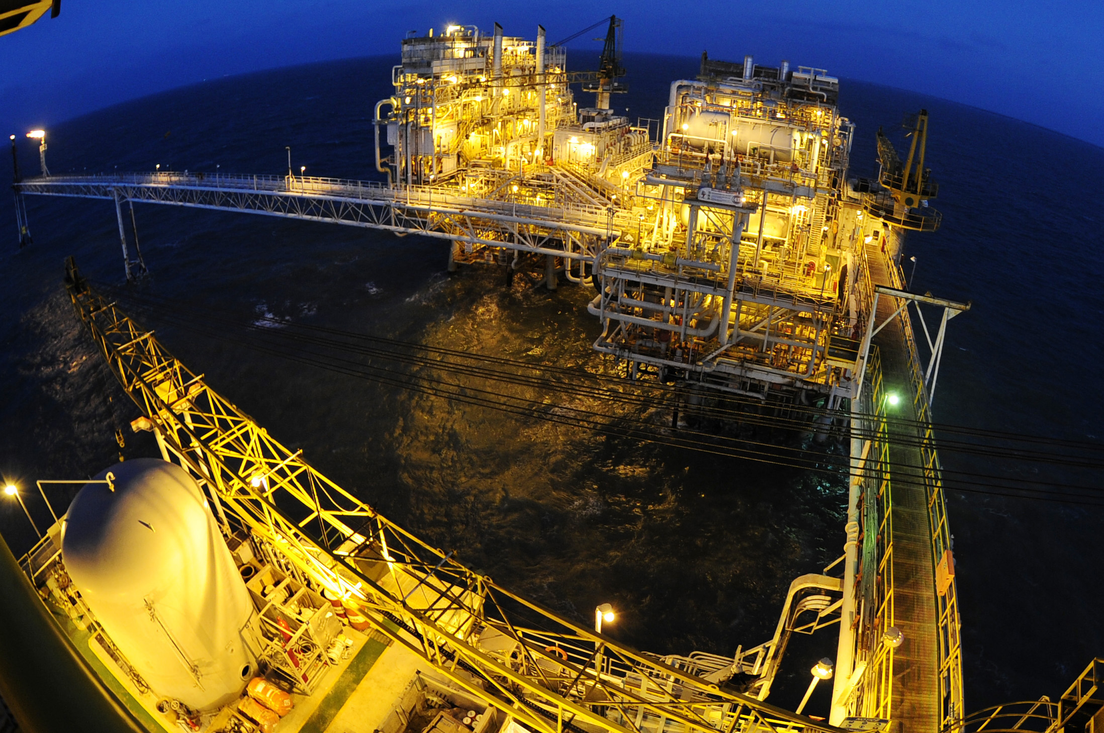 Potret fasilitas produksi migas anjungan lepas pantai.