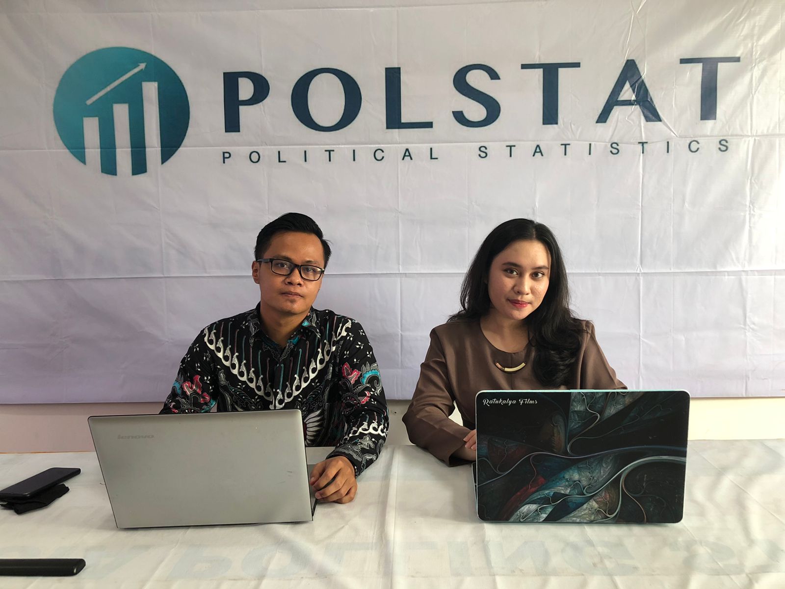 Apna Permana Peneliti Senior (kiri) dan Anisya Kalyana  peneliti muda Polstat saat merilis persepsi publik terhadap Kinerja Menteri Jokowi.