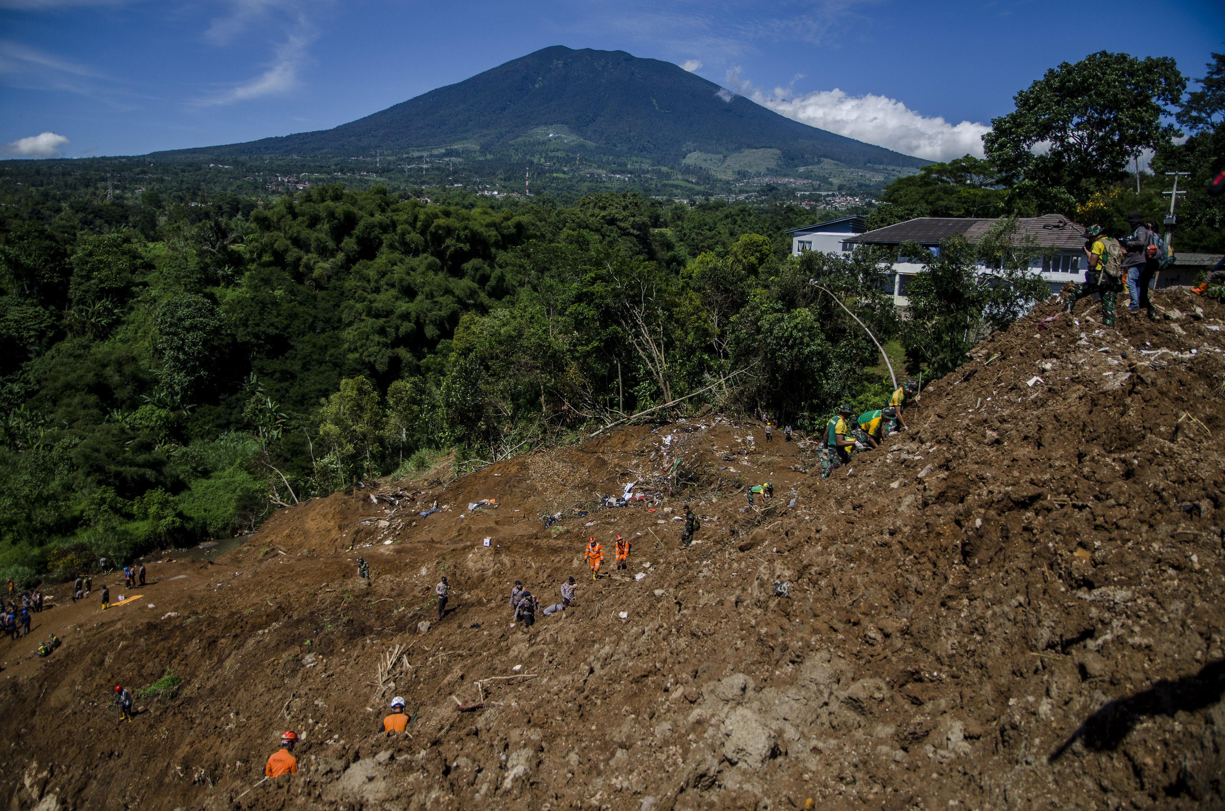 Pencarian korban gempa Cianjur, Jawa Barat yang tertimbun longsor.