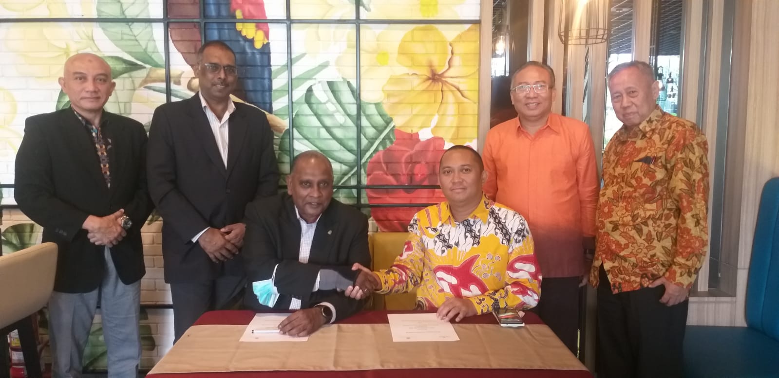 Direksi dan Komisaris Pelangi Hotel Internasional dan  Aariana Hospitality International seusai menandatangani kerja sama