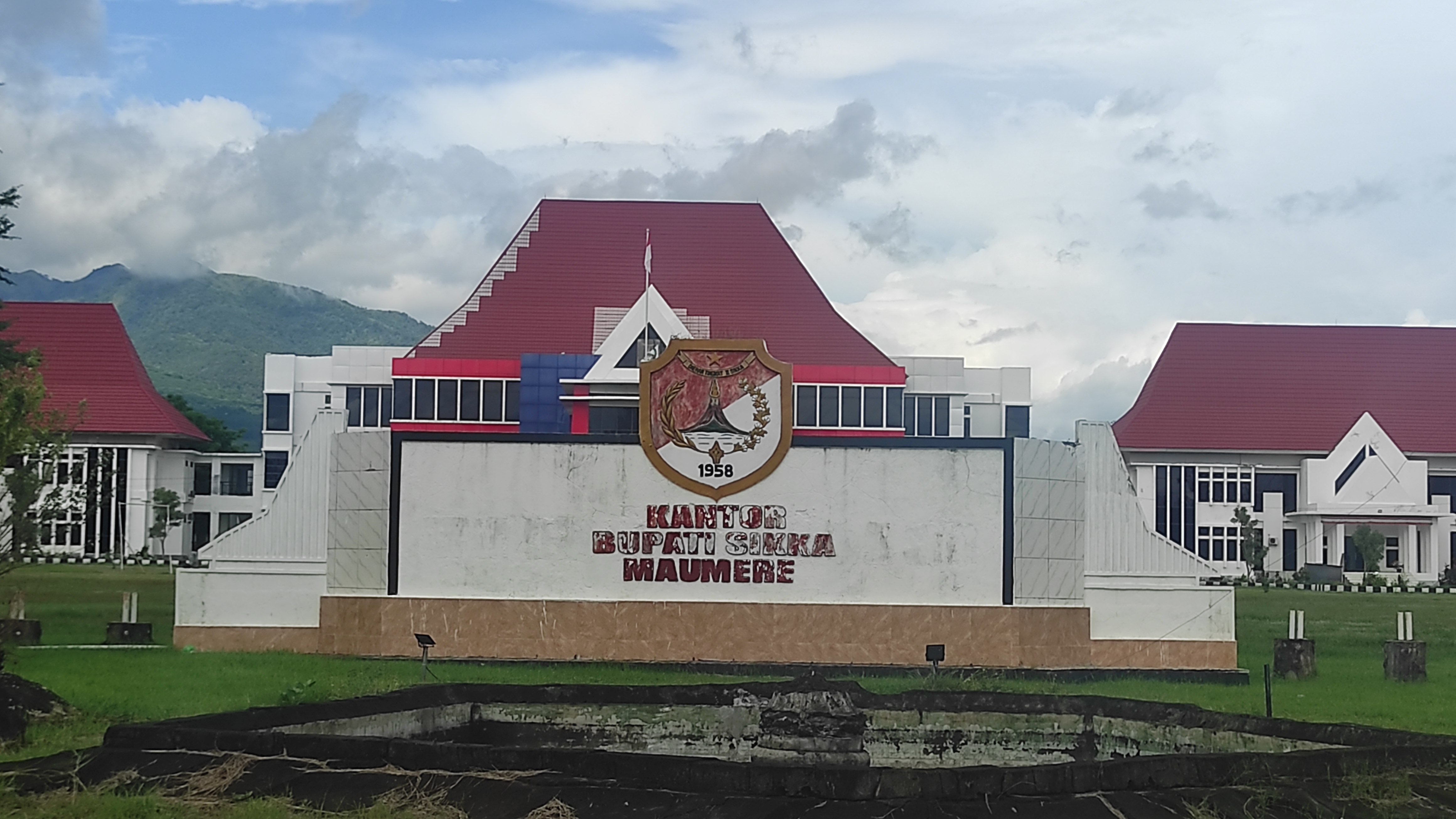 Pemkab Sikka mengalami kekosongan kas daerah sehingga gaji ASN tertunda, honor dan insentif dihapus, pembayaran kontraktor tertunda.