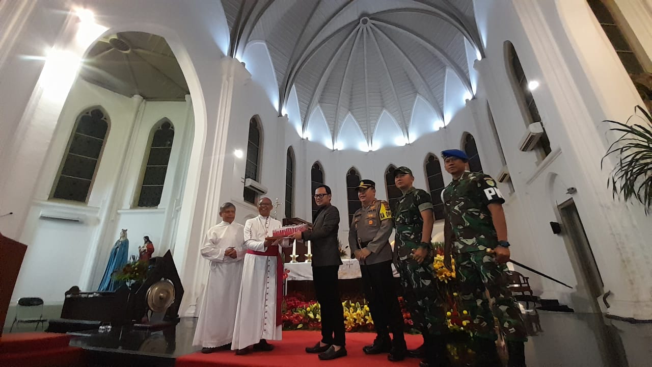 Wali Kota Bogor Bima Arya didampingi unsur Forum Komunikasi Pimpinan Daerah tinjau misa natal di Gereja Katedral, Kota Bogor, Sabtu (24/12)