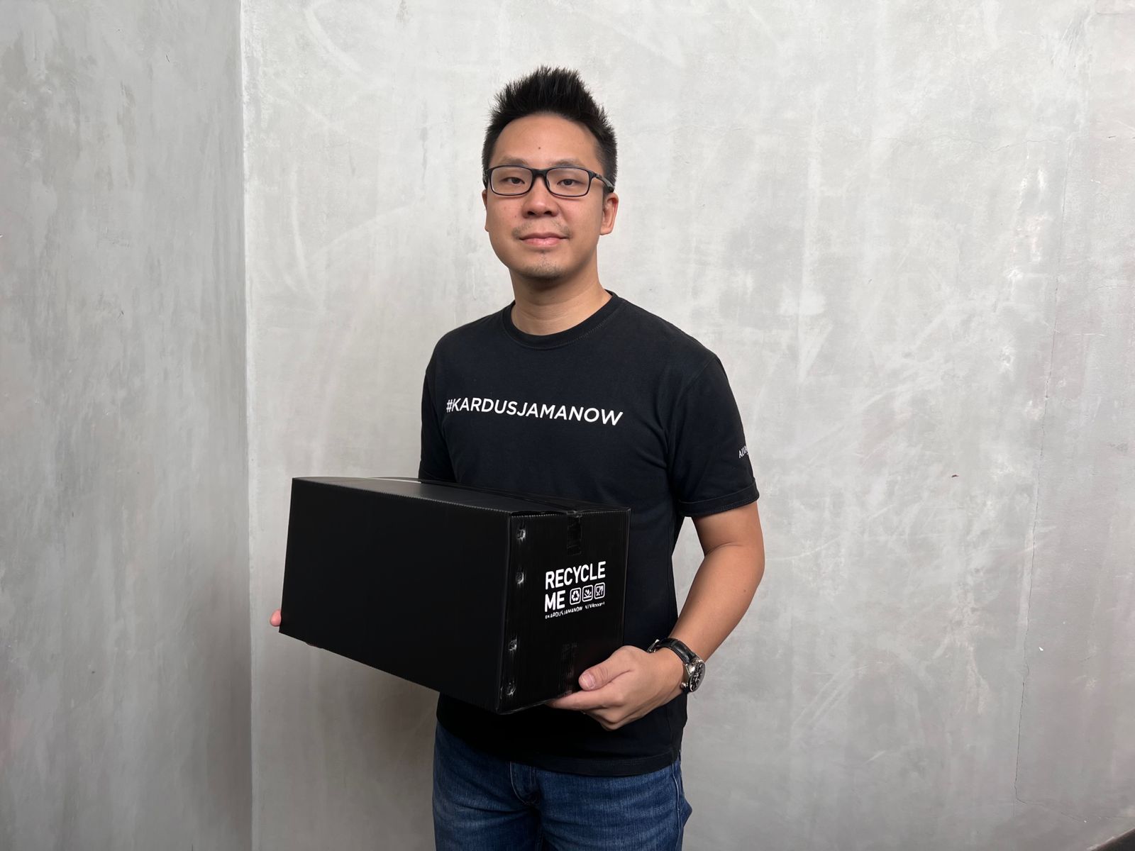 Alden Lukman, CEO PT. Alpha Gemilang Makmur, memegang kardus eco-friendly ALVAboard.